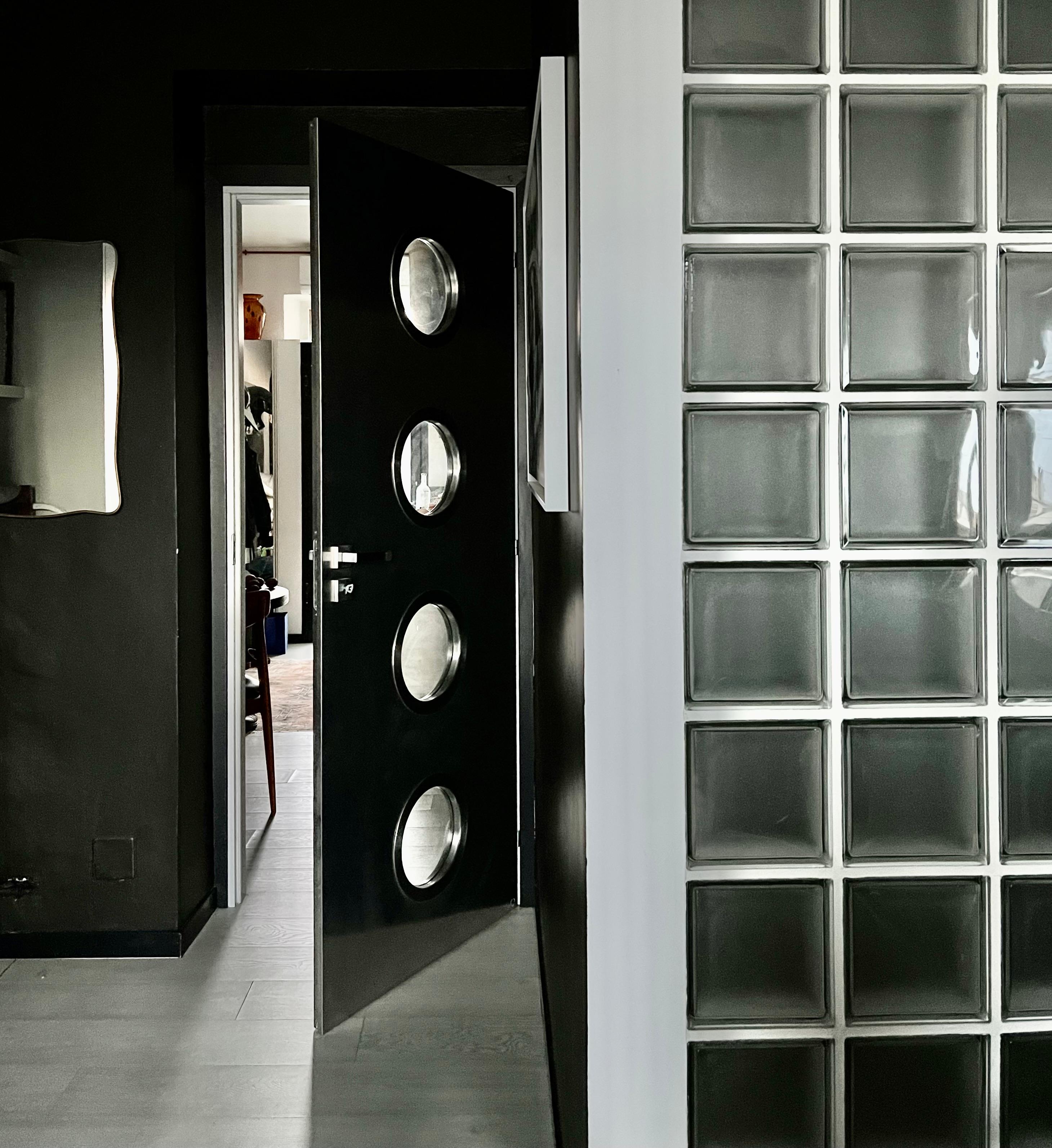 Porte métallique contemporaine sur mesure en acier inoxydable Spinzi avec hublots ronds en vente 4