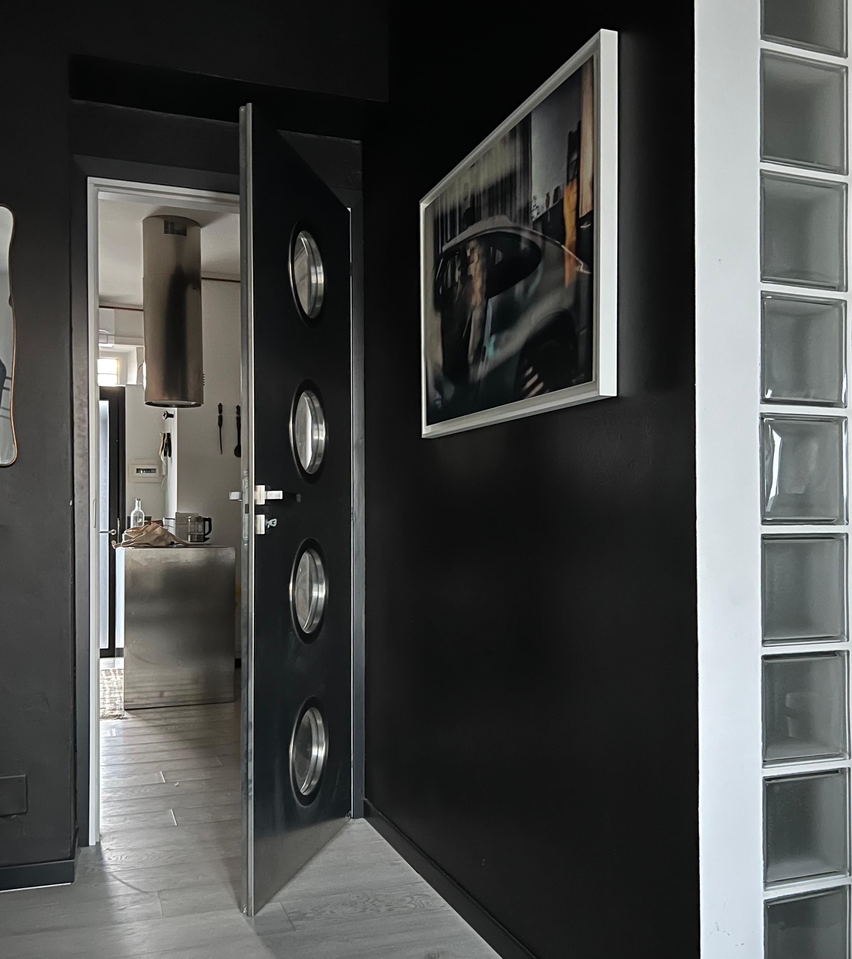 Porte métallique contemporaine sur mesure en acier inoxydable Spinzi avec hublots ronds en vente 5