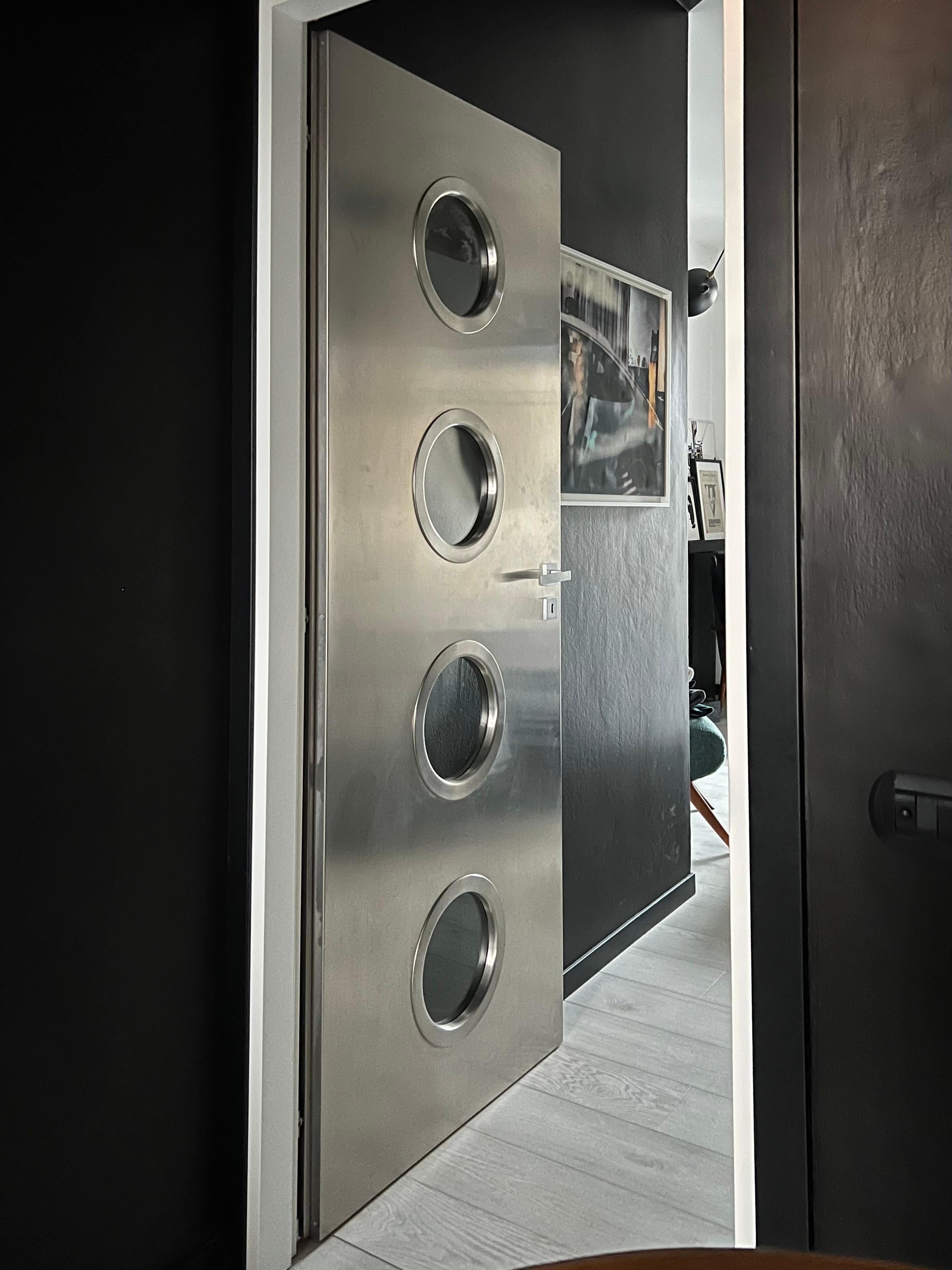 Porte métallique contemporaine sur mesure en acier inoxydable Spinzi avec hublots ronds en vente 6