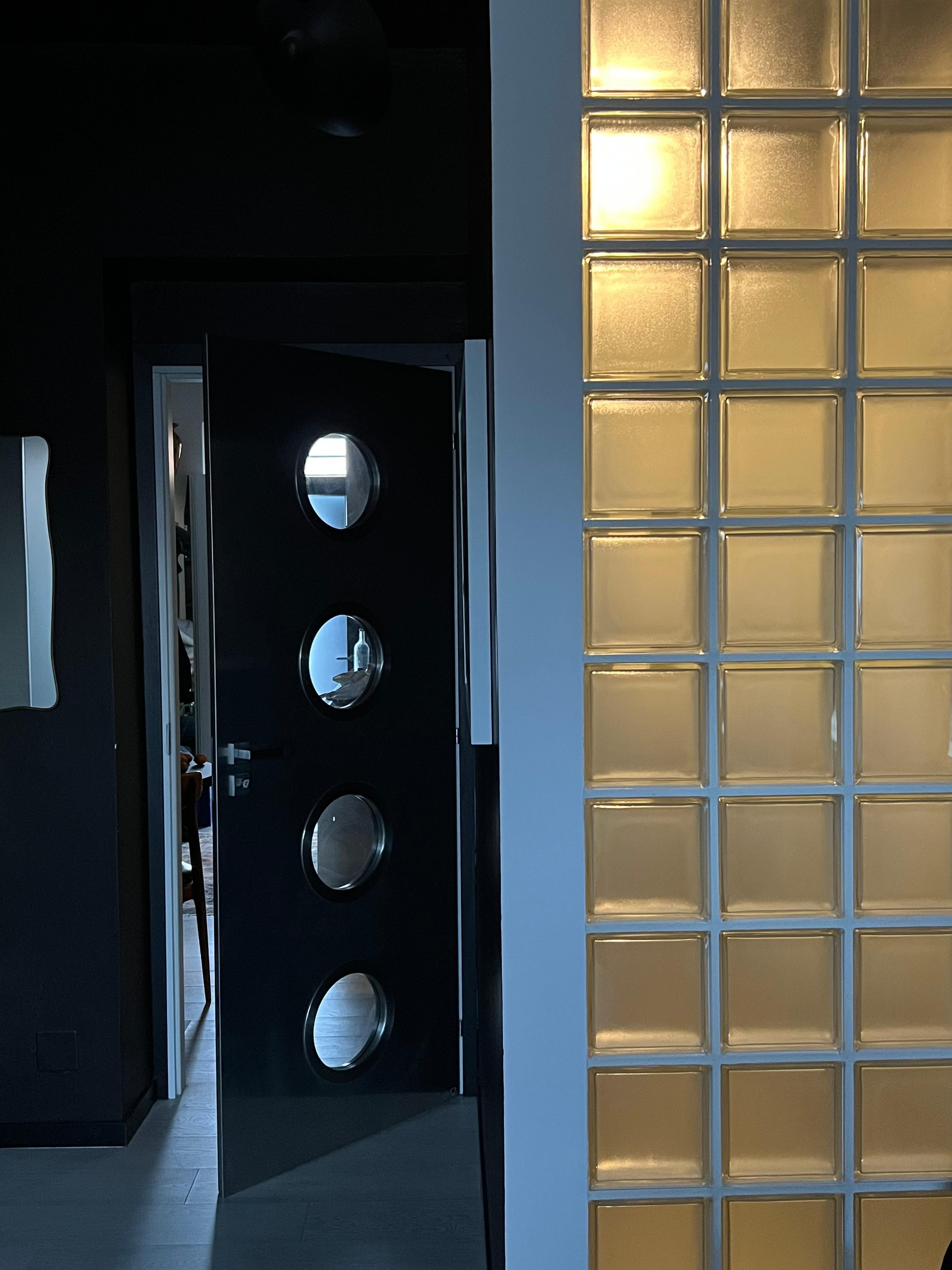 Porte métallique contemporaine sur mesure en acier inoxydable Spinzi avec hublots ronds en vente 7