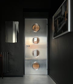 Porta contemporanea in metallo su misura in acciaio inox Spinzi con oblò rotondi Porta contemporanea in metallo su misura in acciaio inox Spinzi con oblò rotondi