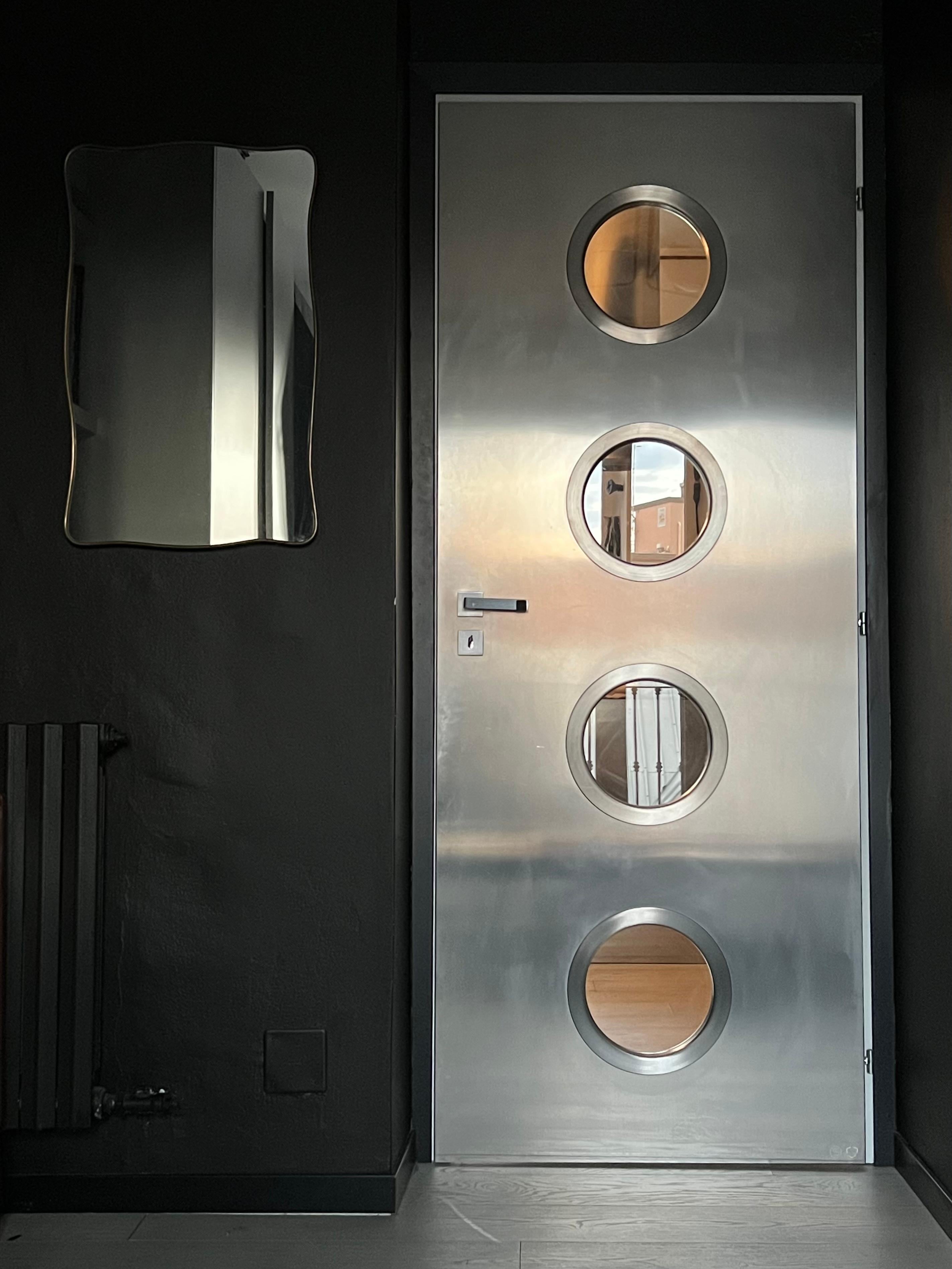 Industriel Porte métallique contemporaine sur mesure en acier inoxydable Spinzi avec hublots ronds en vente
