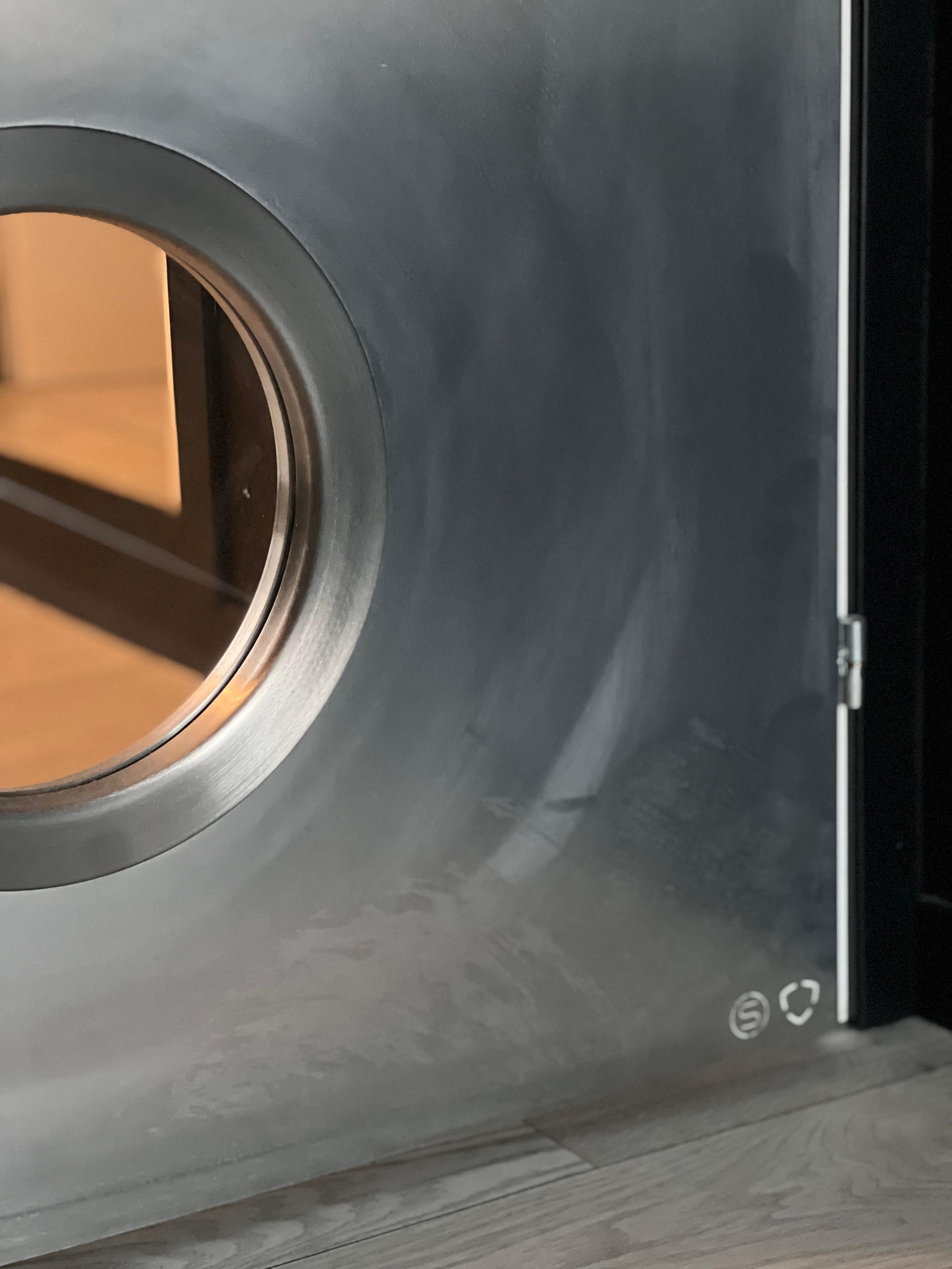 italien Porte métallique contemporaine sur mesure en acier inoxydable Spinzi avec hublots ronds en vente