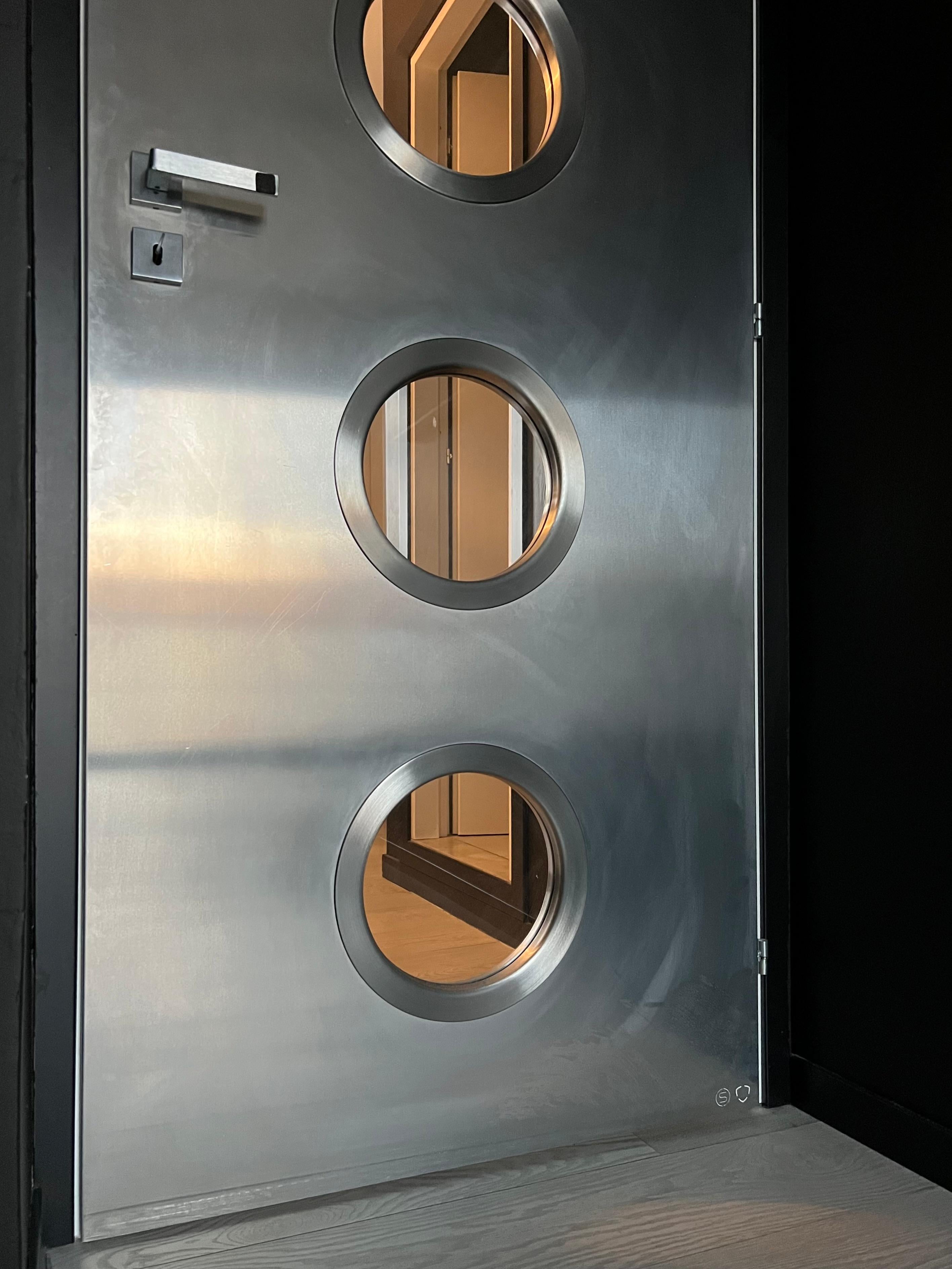 Porte métallique contemporaine sur mesure en acier inoxydable Spinzi avec hublots ronds Excellent état - En vente à Milano, IT