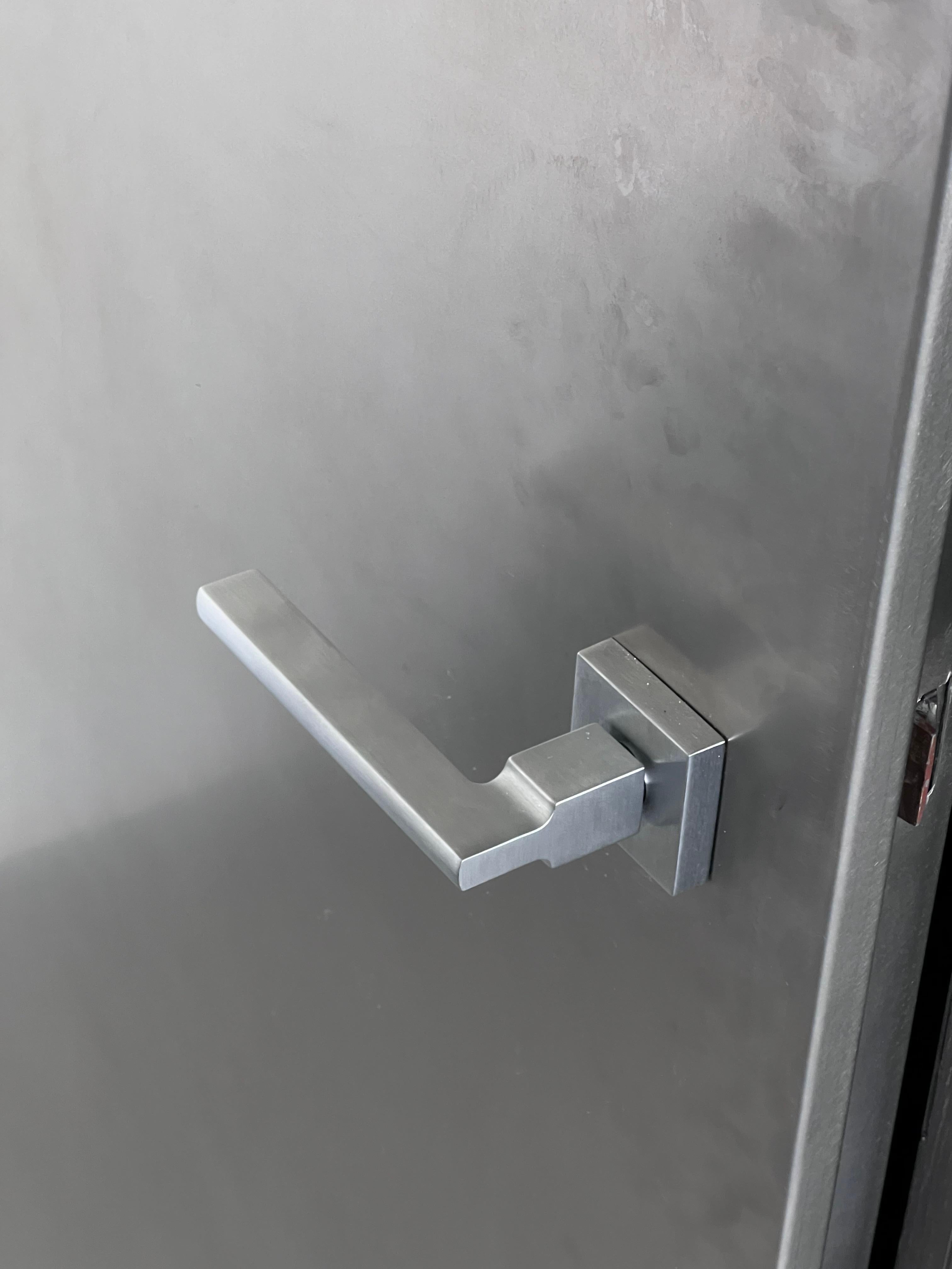 Contemporary Spinzi Edelstahl-Metalltür mit runden Bullaugen nach Maß im Angebot 1