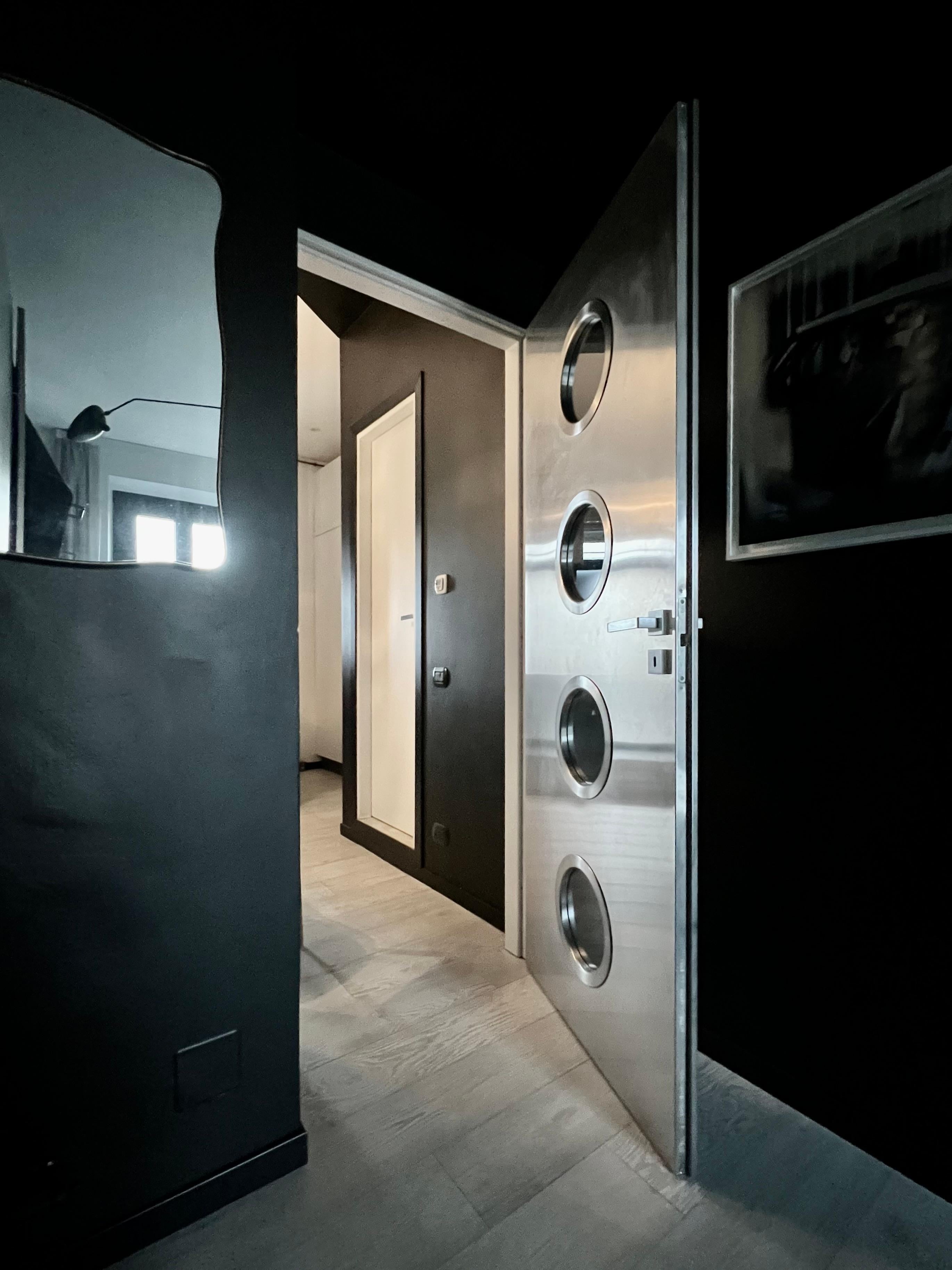 Acier inoxydable Porte métallique contemporaine sur mesure en acier inoxydable Spinzi avec hublots ronds en vente