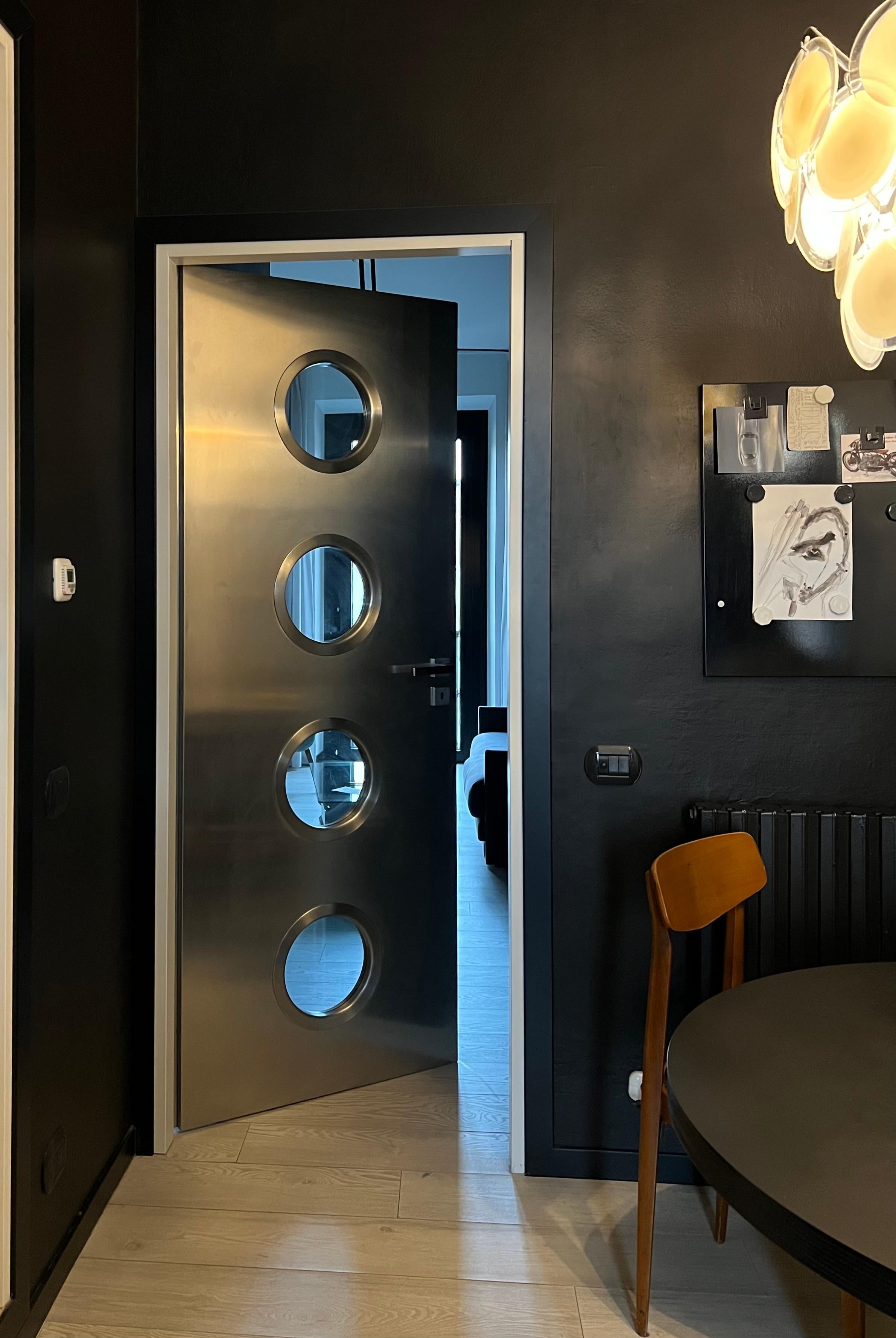 Porte métallique contemporaine sur mesure en acier inoxydable Spinzi avec hublots ronds en vente 1