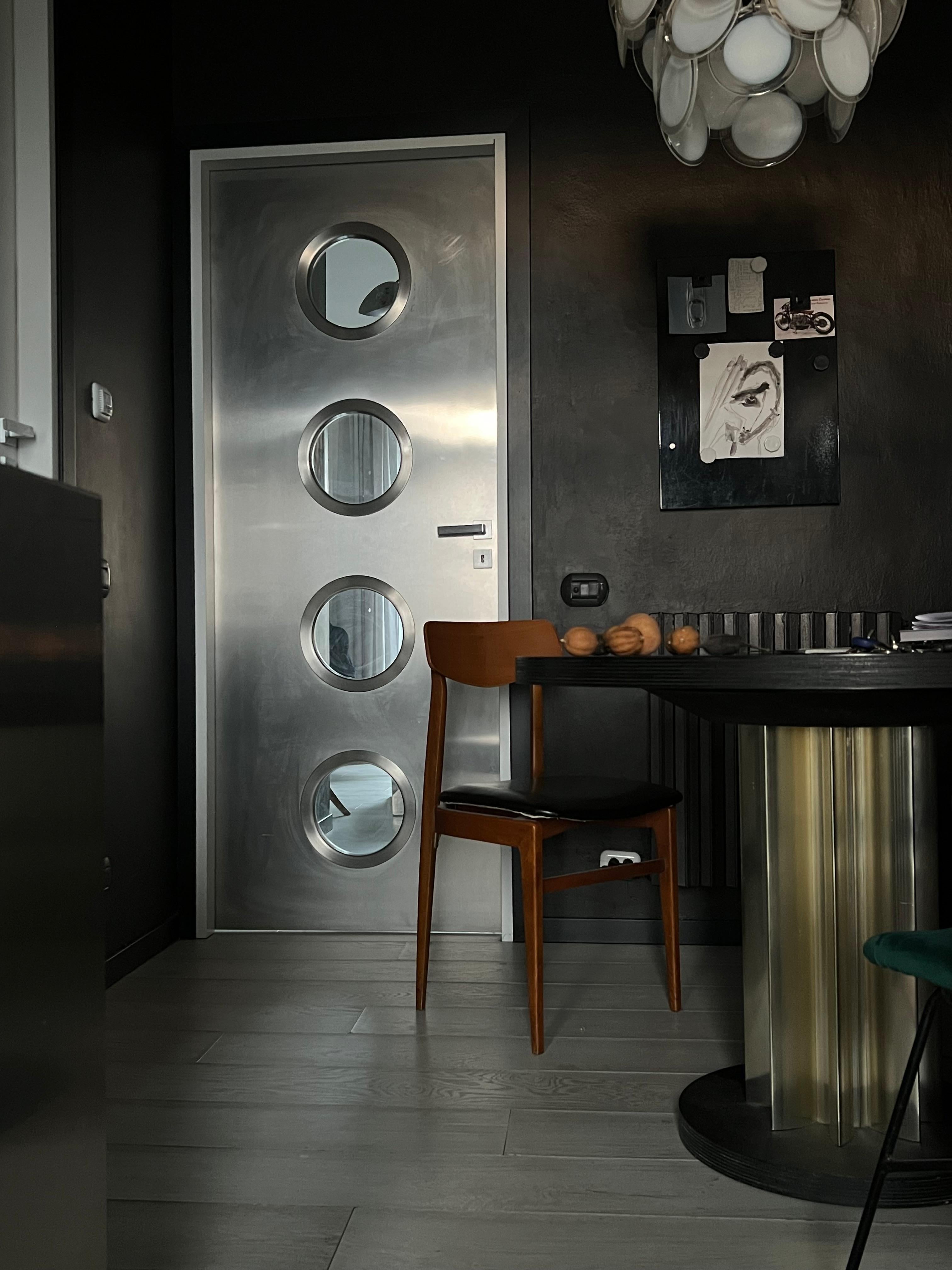 Porte métallique contemporaine sur mesure en acier inoxydable Spinzi avec hublots ronds en vente 2
