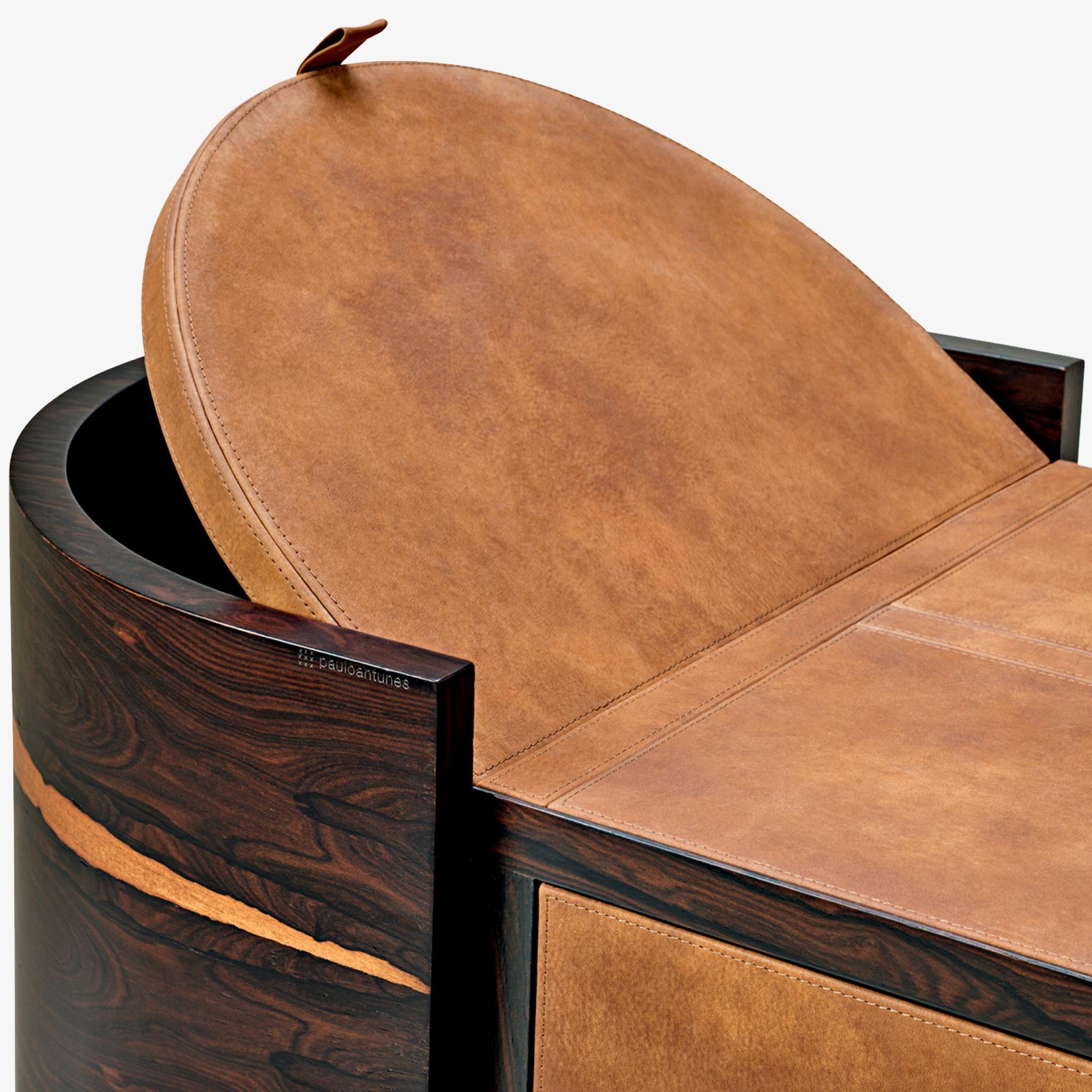 Fabriquée avec du placage de bois Ziricote et des détails en cuir, cette pièce fabriquée à la main est plus que fonctionnelle - c'est un symbole de style et de sophistication, ajoutant un caractère distinctif à n'importe quel