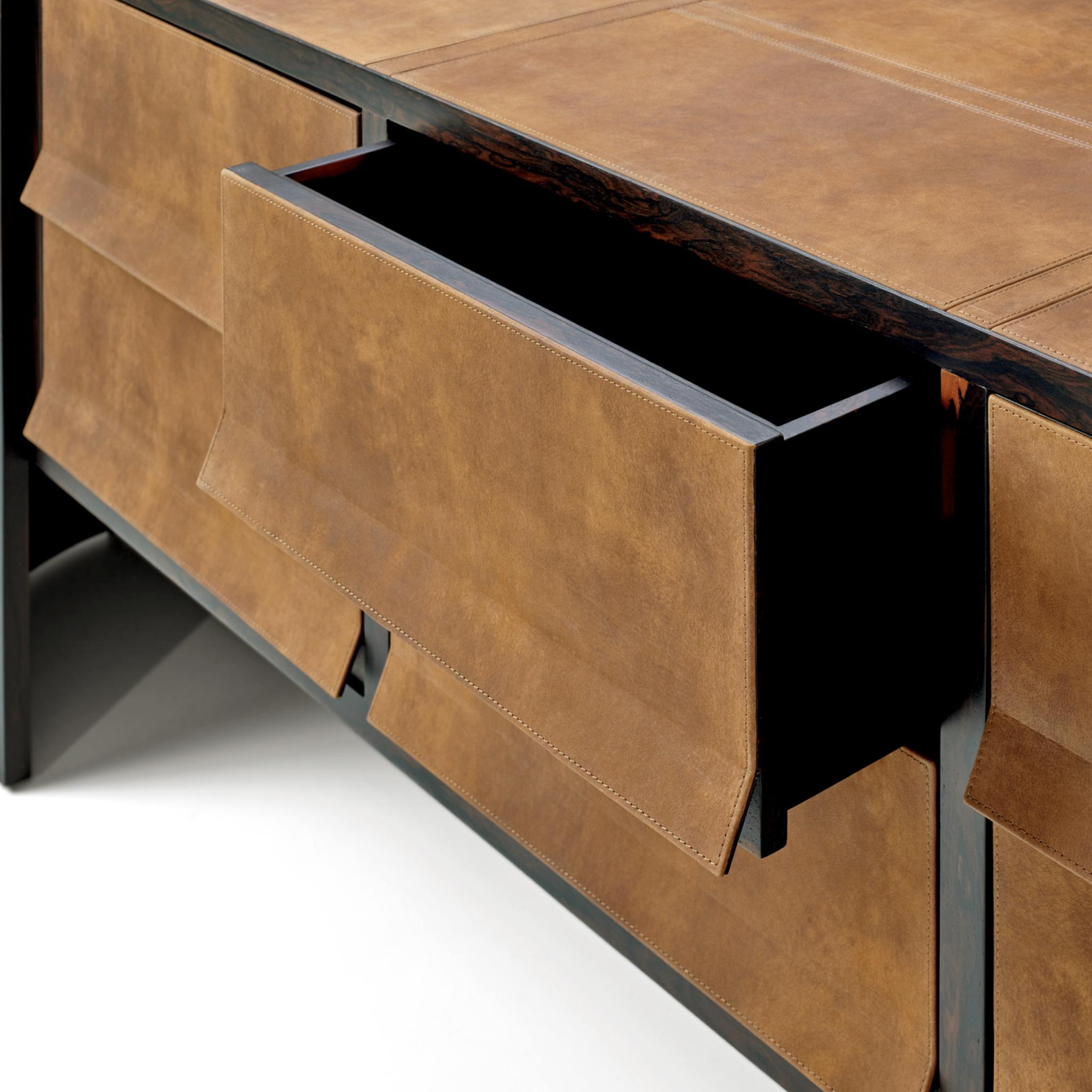 Moderne Buffet contemporain sur mesure en placage de Wood Ziricote et touches de cuir en vente