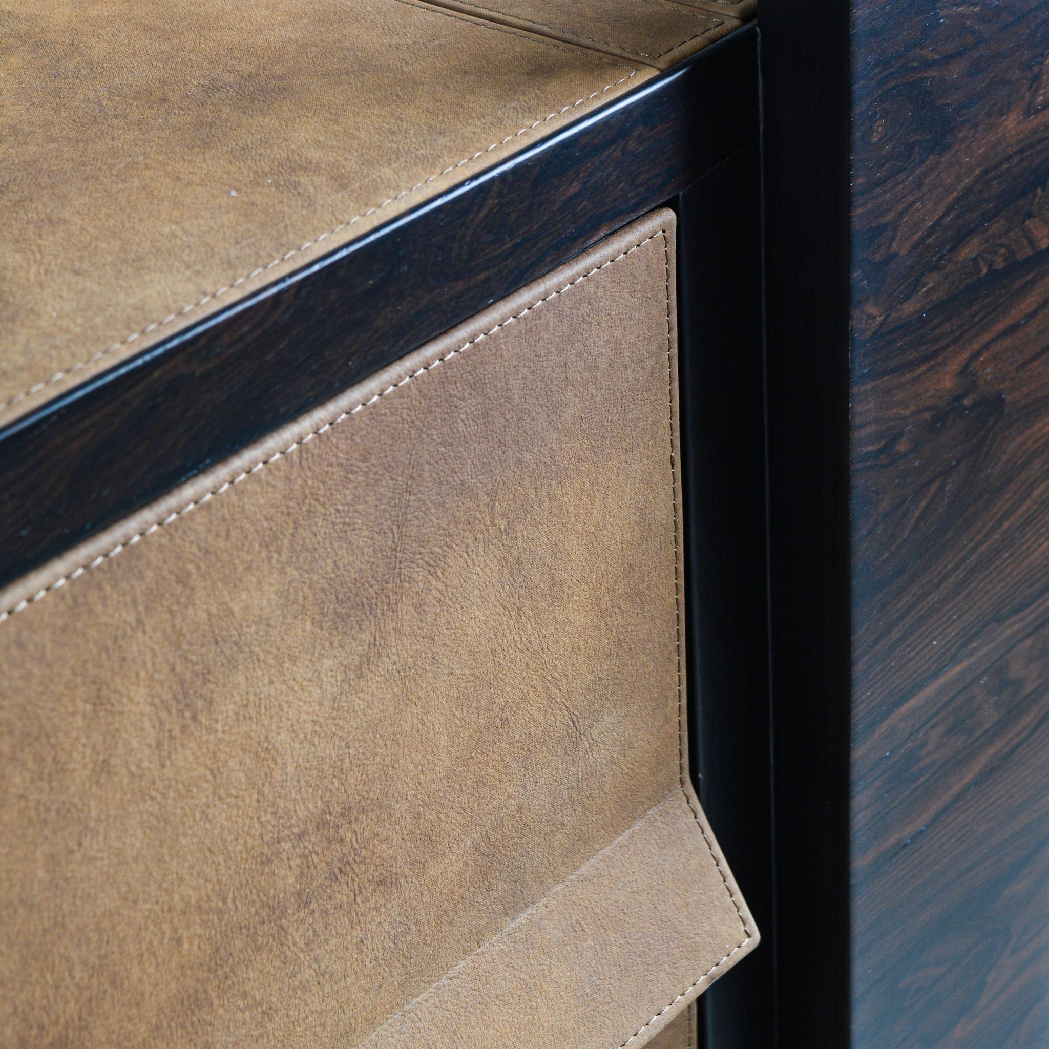 XXIe siècle et contemporain Buffet contemporain sur mesure en placage de Wood Ziricote et touches de cuir en vente