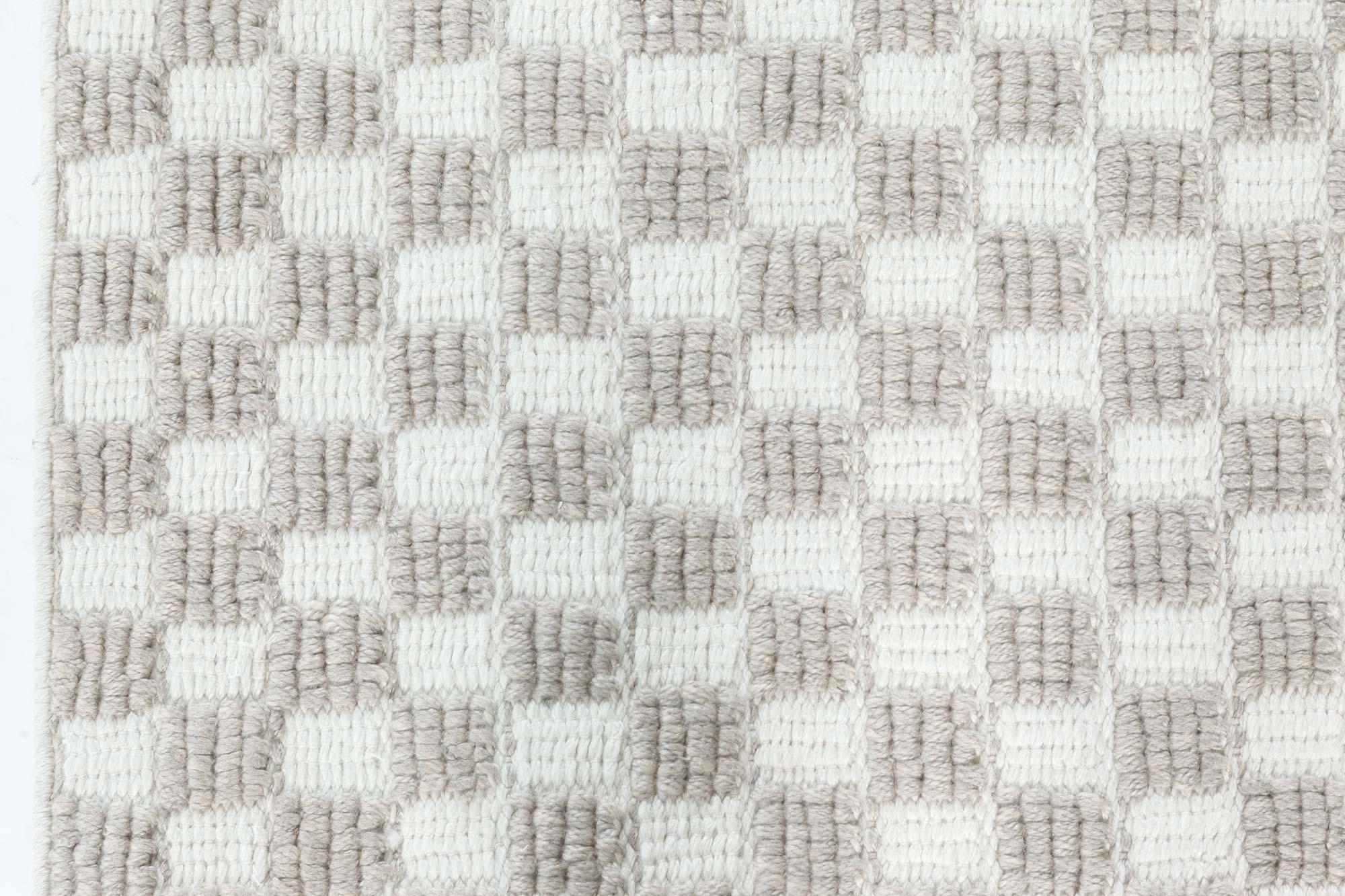 Zeitgenössischer maßgefertigter grauer und weißer Läufer im schwedischen Stil von Doris Leslie Blau (Handgeknüpft) im Angebot