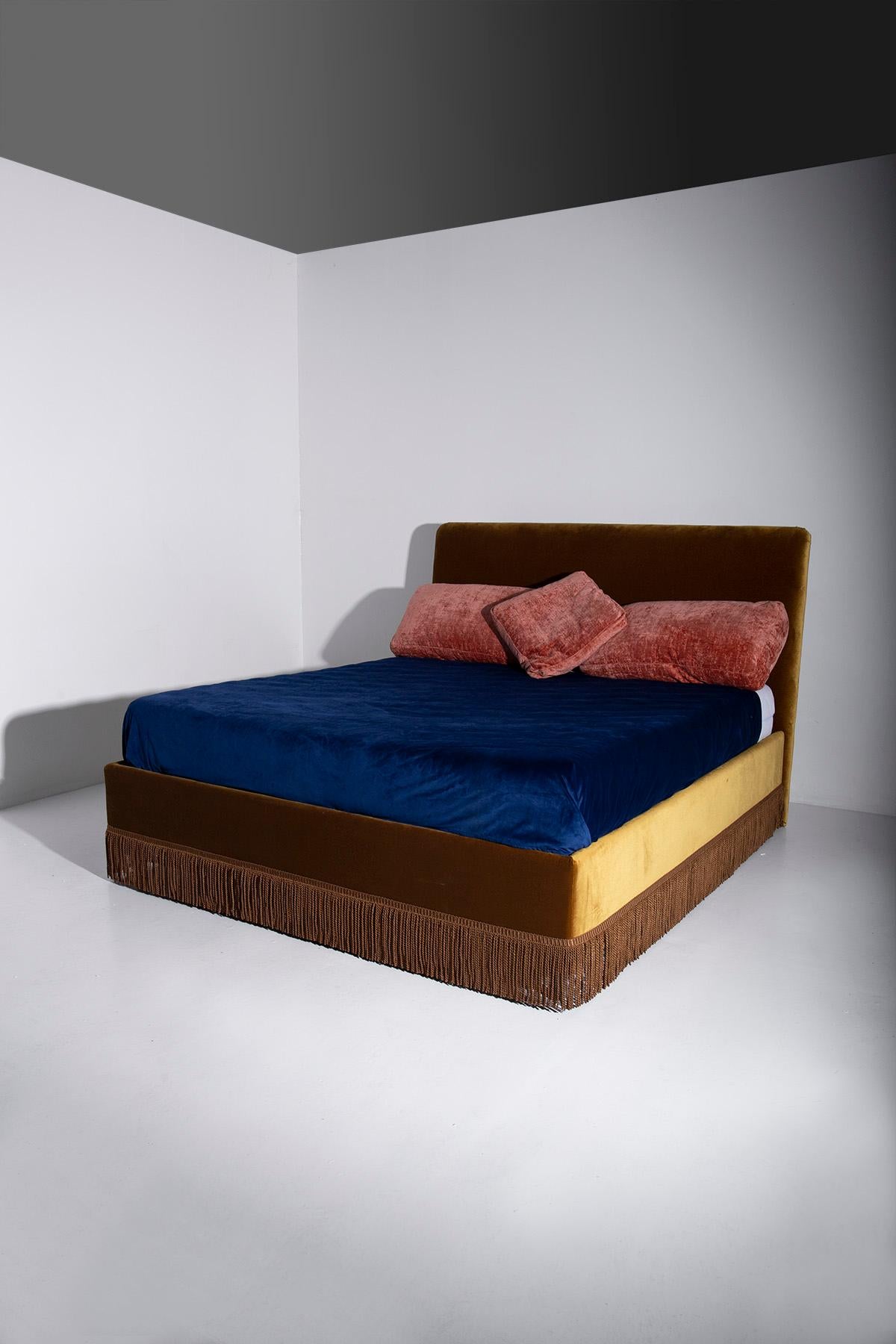 Tauchen Sie ein in die außergewöhnliche Welt unseres majestätischen, modernen italienischen Kingsize-Bettes, ein echtes Kunstwerk aus dem Herzen der italienischen Handwerkskunst. Dieses Bett ist ein sehr begehrtes Stück und kann von erfahrenen