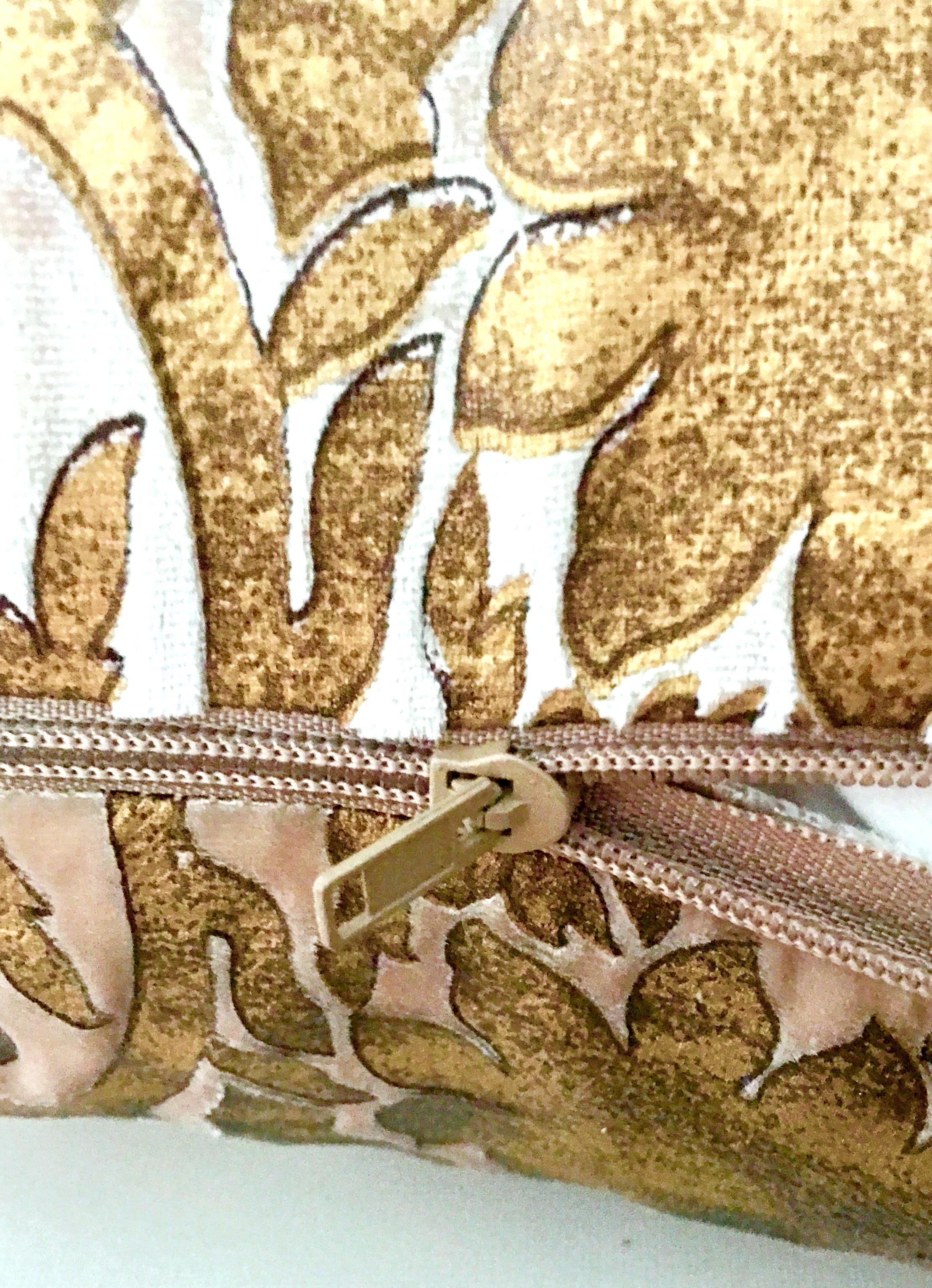 Zeitgenössisches Kissen aus geschliffenem Samt und metallischem Leder mit Damast und Daunenfüllung im Angebot 2
