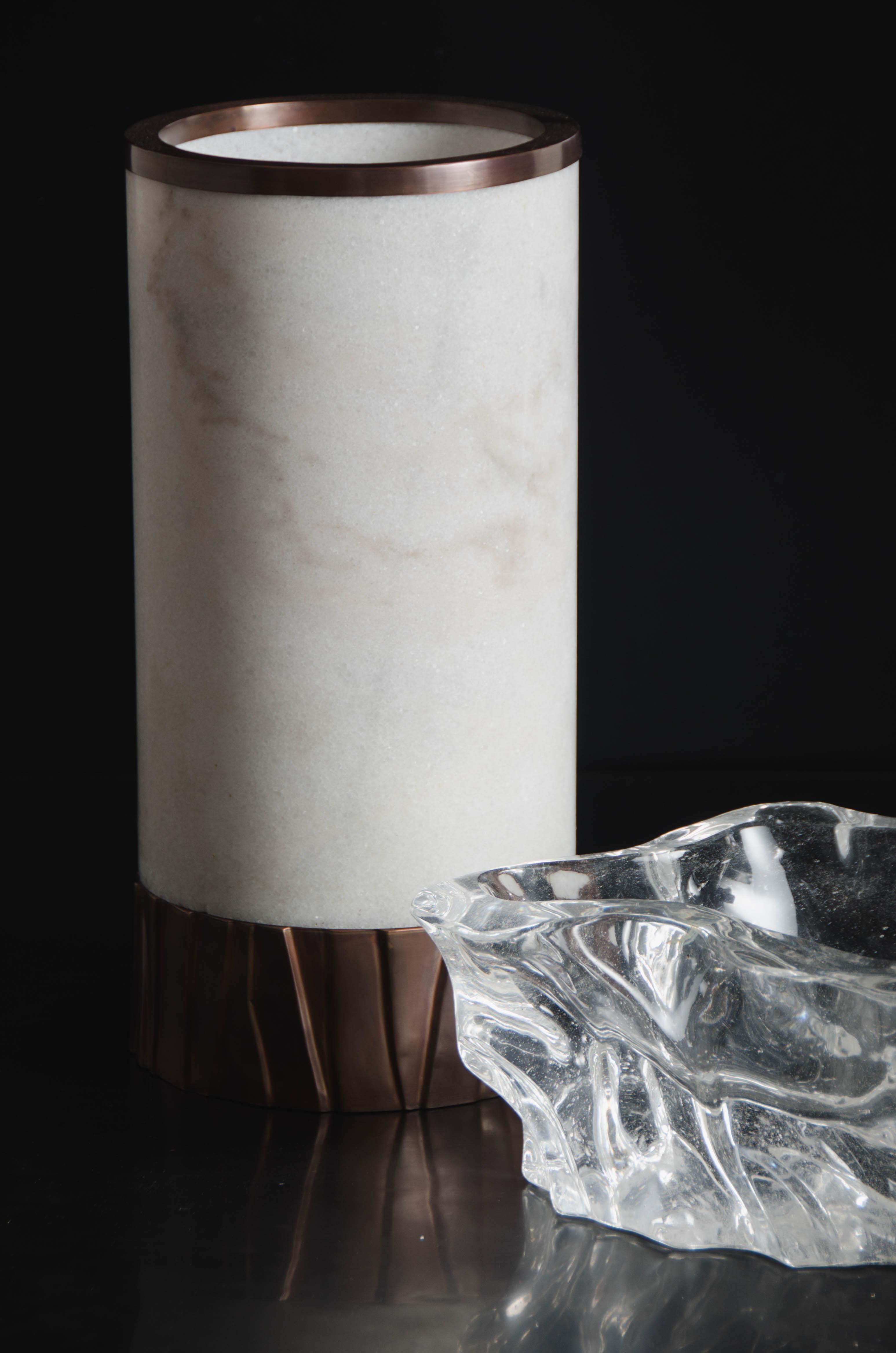 Zeitgenössische zylindrische Alabasterlampe mit kupferfarbenem Kuai-Sockel von Robert Kuo (Repoussé) im Angebot