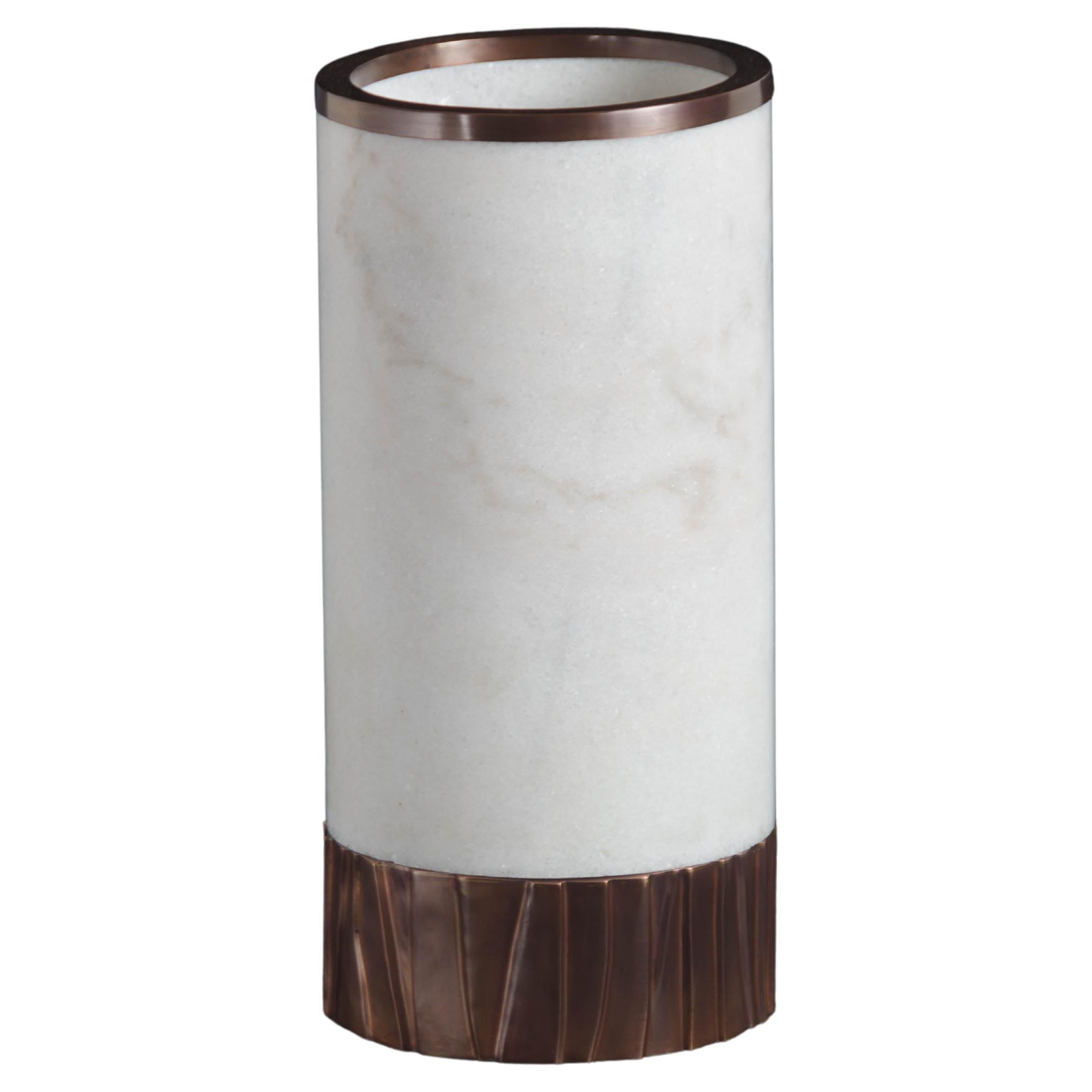 Zeitgenössische zylindrische Alabasterlampe mit kupferfarbenem Kuai-Sockel von Robert Kuo im Angebot