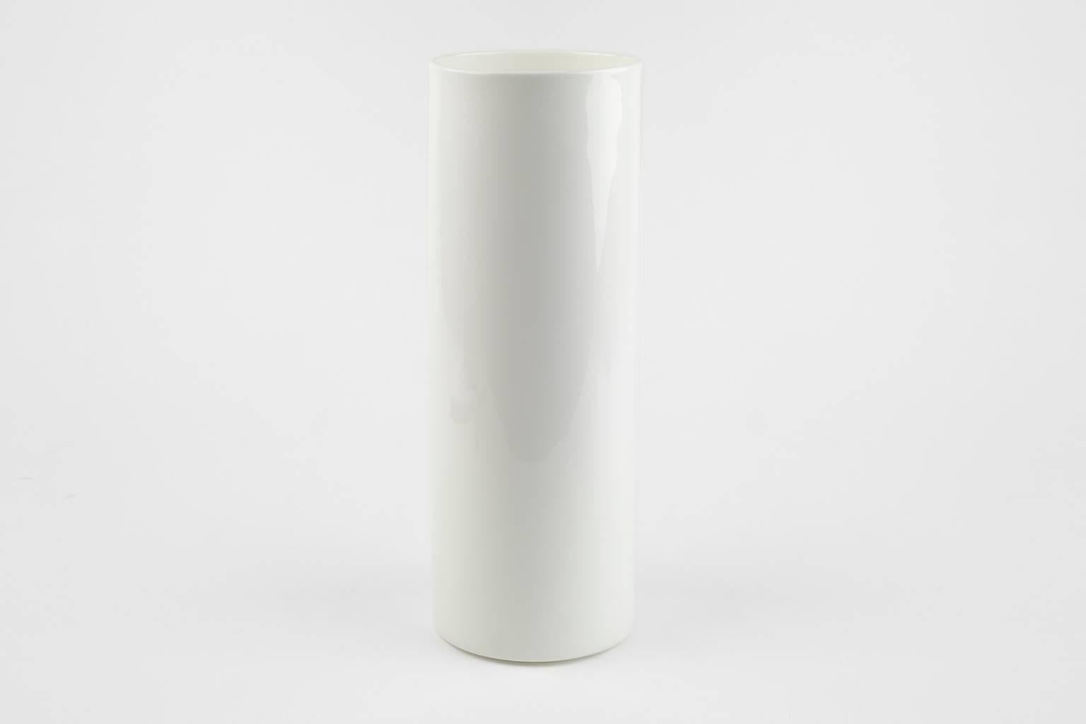Zeitgenössische zylindrische positive Keramikvase mit eingraviertem Detail in Weiß (Moderne) im Angebot