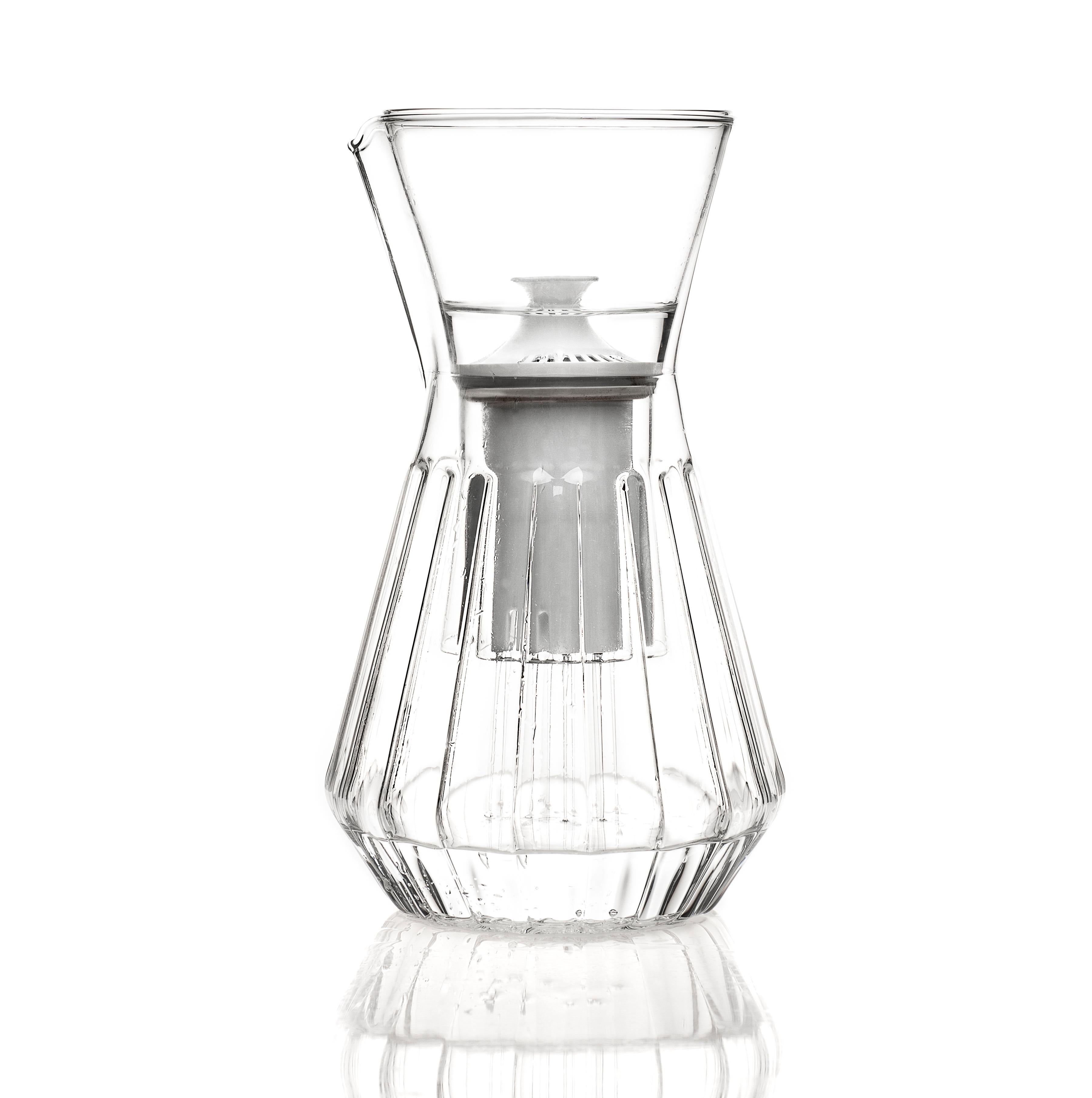 Trovare la bellezza in un semplice oggetto quotidiano è una delle gioie della vita. Da appoggiare sul bancone o sul tavolo, la caraffa d'acqua contemporanea in vetro chiaro scanalato Talise è minimale e si adatta a qualsiasi casa. Da utilizzare con