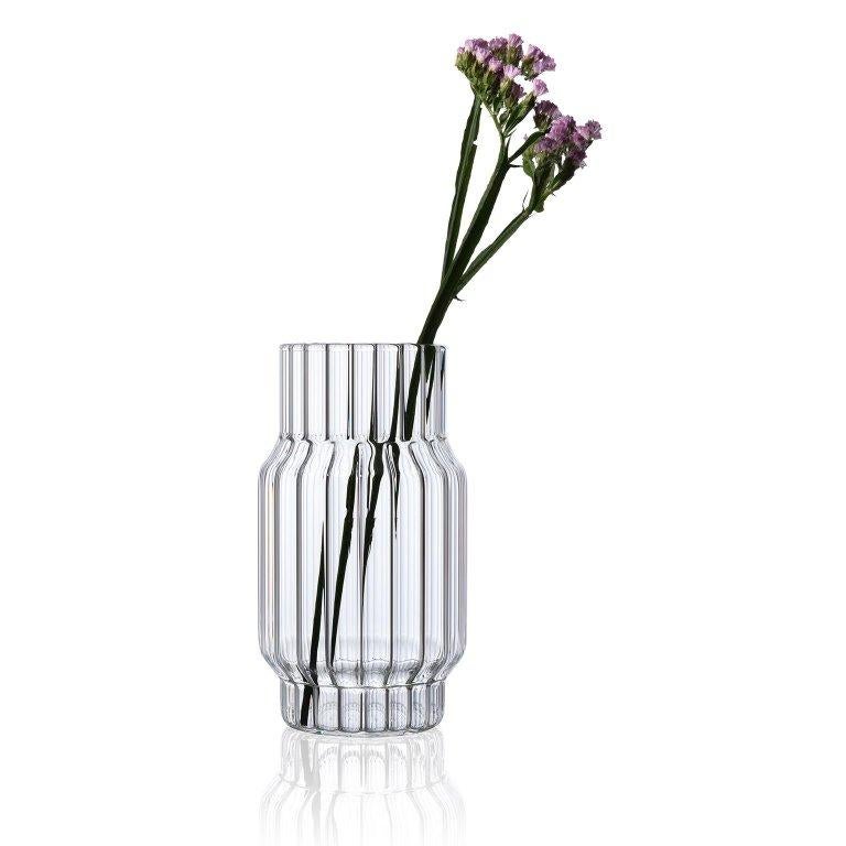 Albany Medium Vase

Die Vasen-Kollektion Albany stellt die Tradition auf den Kopf, indem sie das Innere der Vase mit komplizierten Rillen versieht. Die starken, einfachen Linien der Vasen machen sie zu einer perfekten Ergänzung für jedes Interieur.