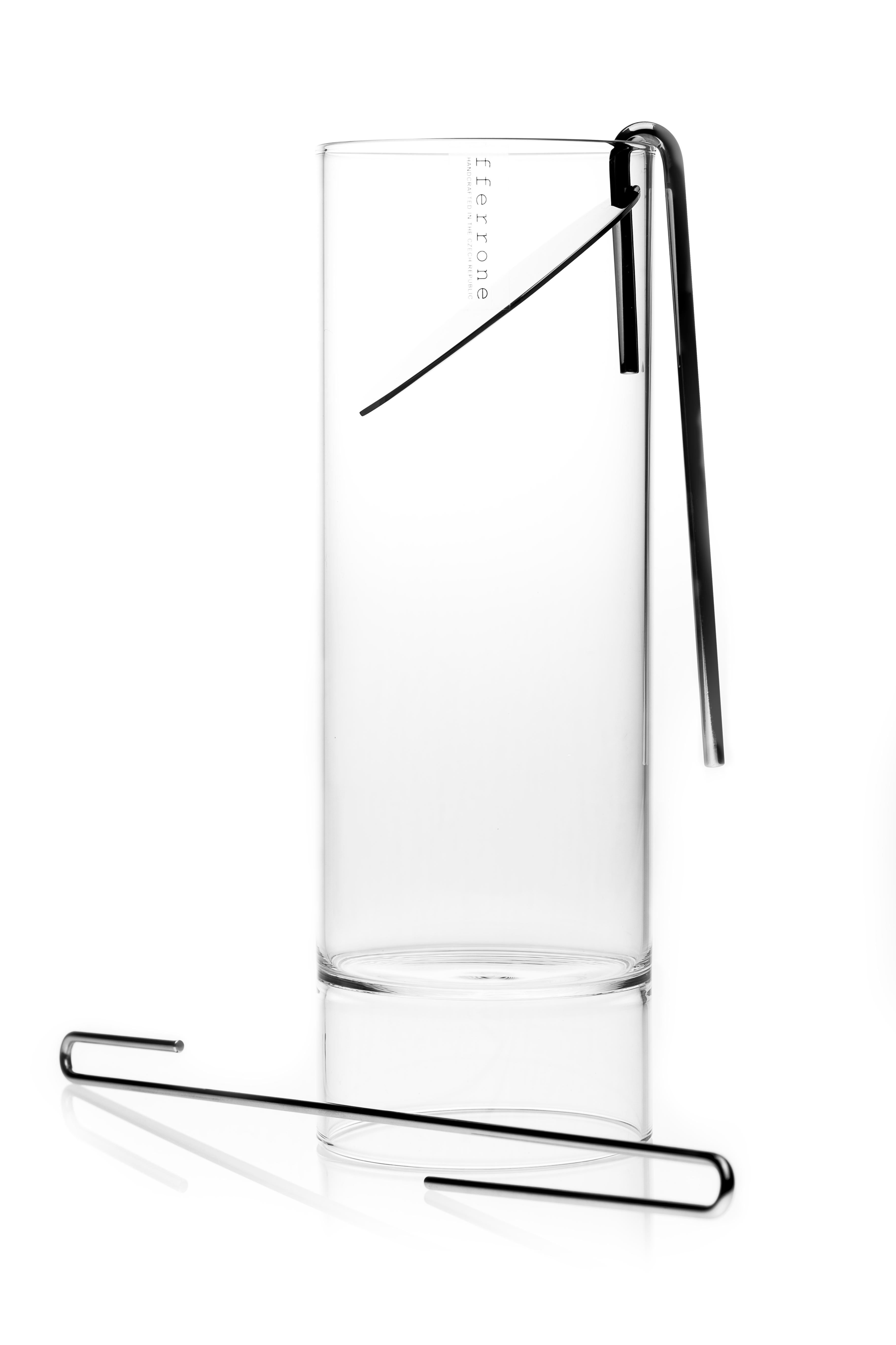 L'ensemble de la collection minimale Revolution en verre tchèque contemporain comprend une carafe à cocktail, une passoire, un bâtonnet mélangeur et huit verres à Martini Rocks à double embout.

D'une simplicité frappante dans sa forme, la