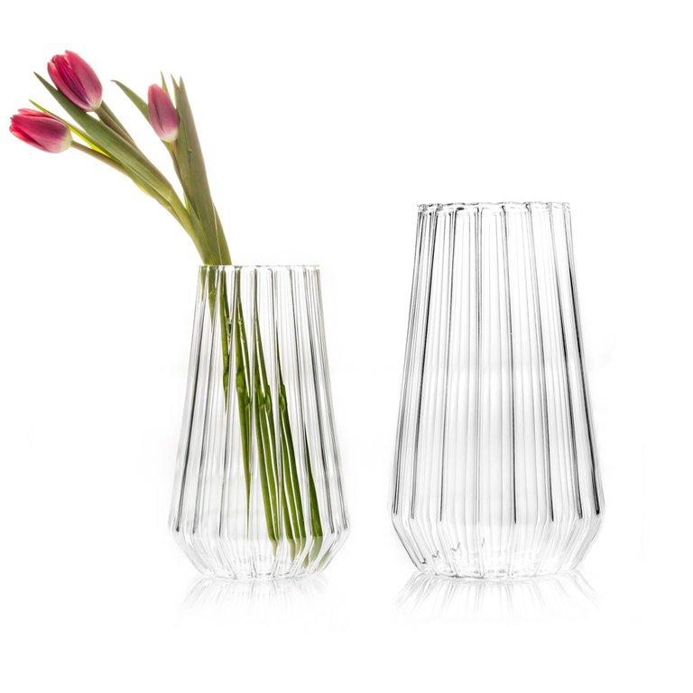 Handgefertigtes Stella-Vasen-Set aus geriffeltem Glas – groß und mittel , auf Lager in EU (Moderne)