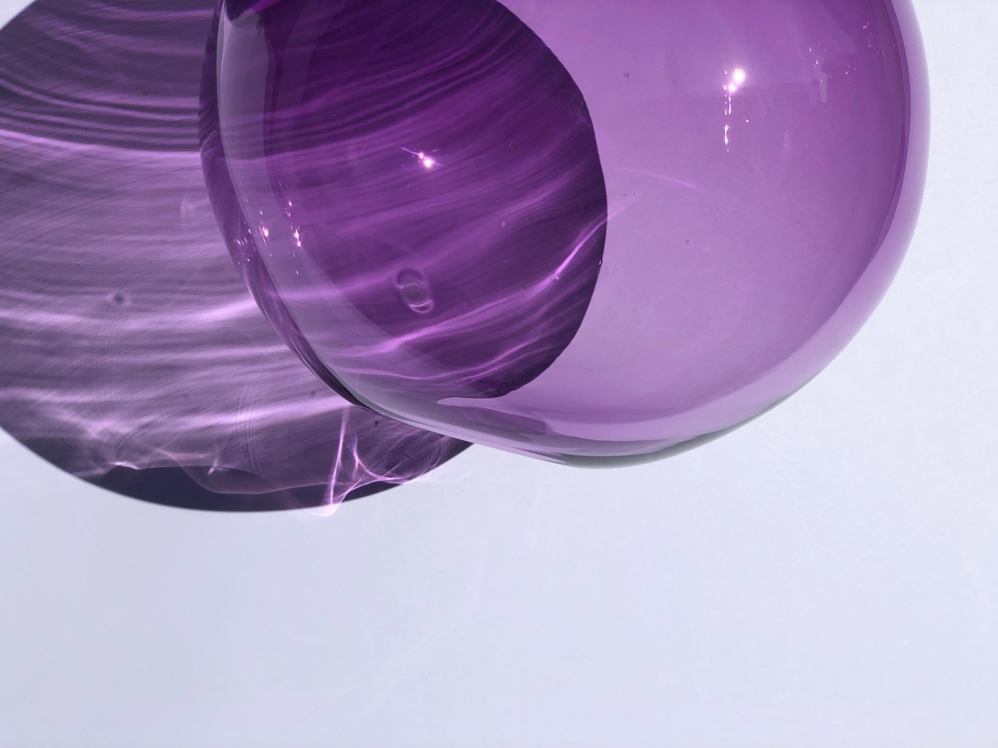 Zeitgenössische Vase aus tschechischem Studioglas mit organischer Form und transparenter Farbe (21. Jahrhundert und zeitgenössisch) im Angebot