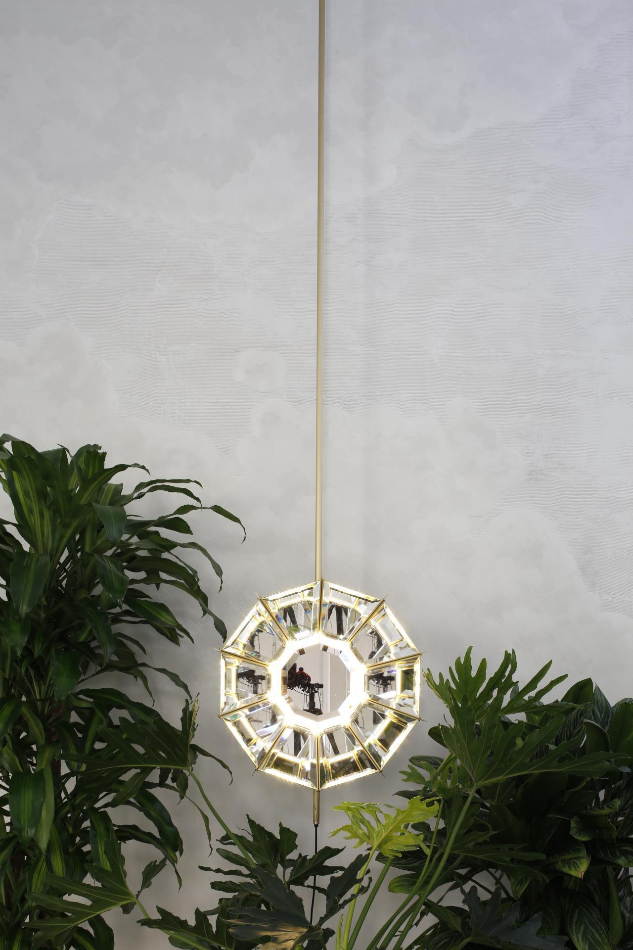 Neither lamp nor mirror, or maybe both, Daffodils is a mysterious bright object calling to mind the unique daffodil shape, from which it takes the name. The structure is made of a satin brass plate, with bevelled mirrors on the inside. Dimmer touch