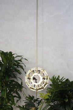 Lampe ou lampe sculpturale contemporaine en laiton avec jonquilles suspendues