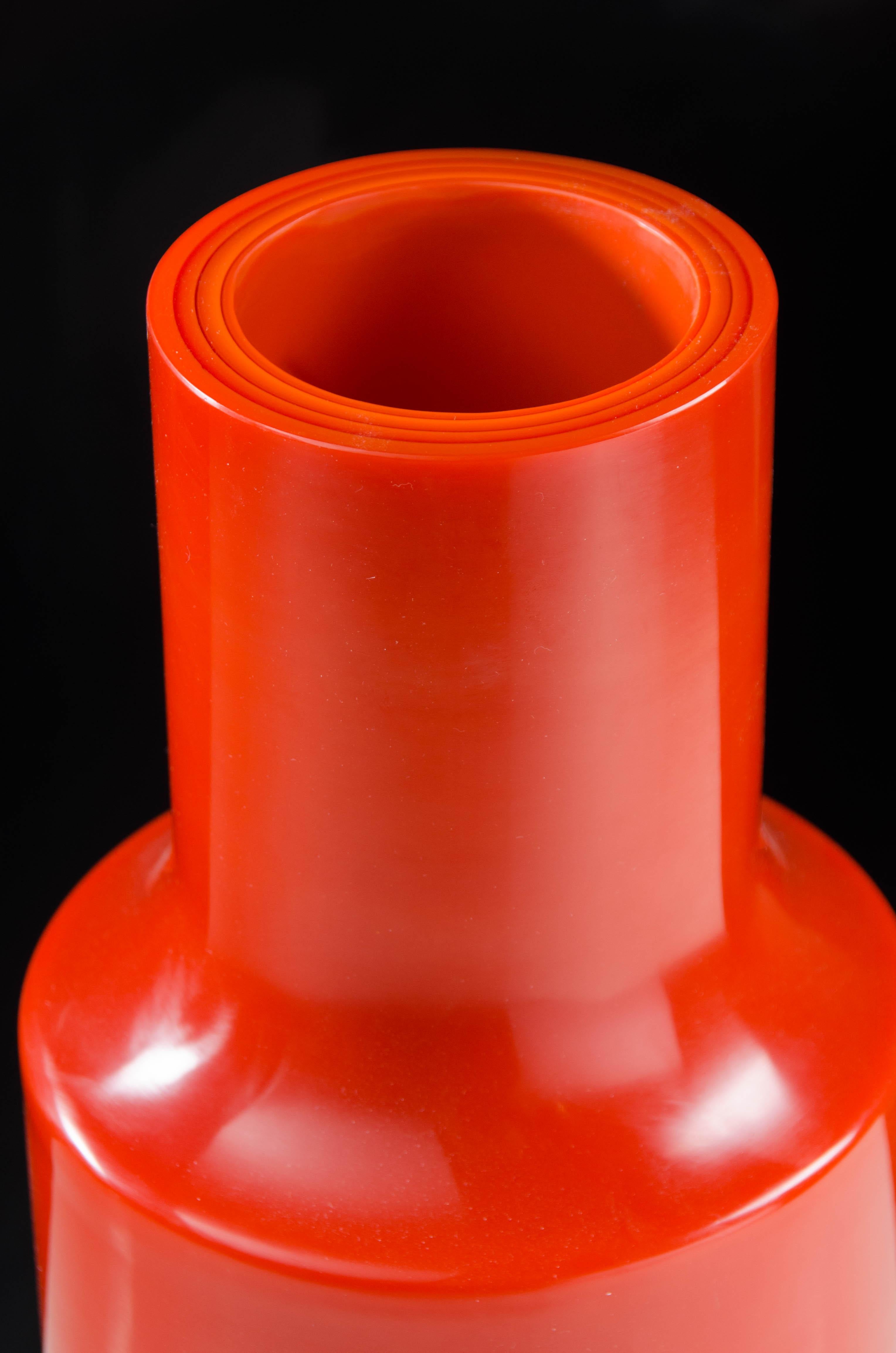 Contemporary Dai Gu Coral Peking Glass Vase by Robert Kuo, Limited Edition In New Condition For Sale In Los Angeles, CA