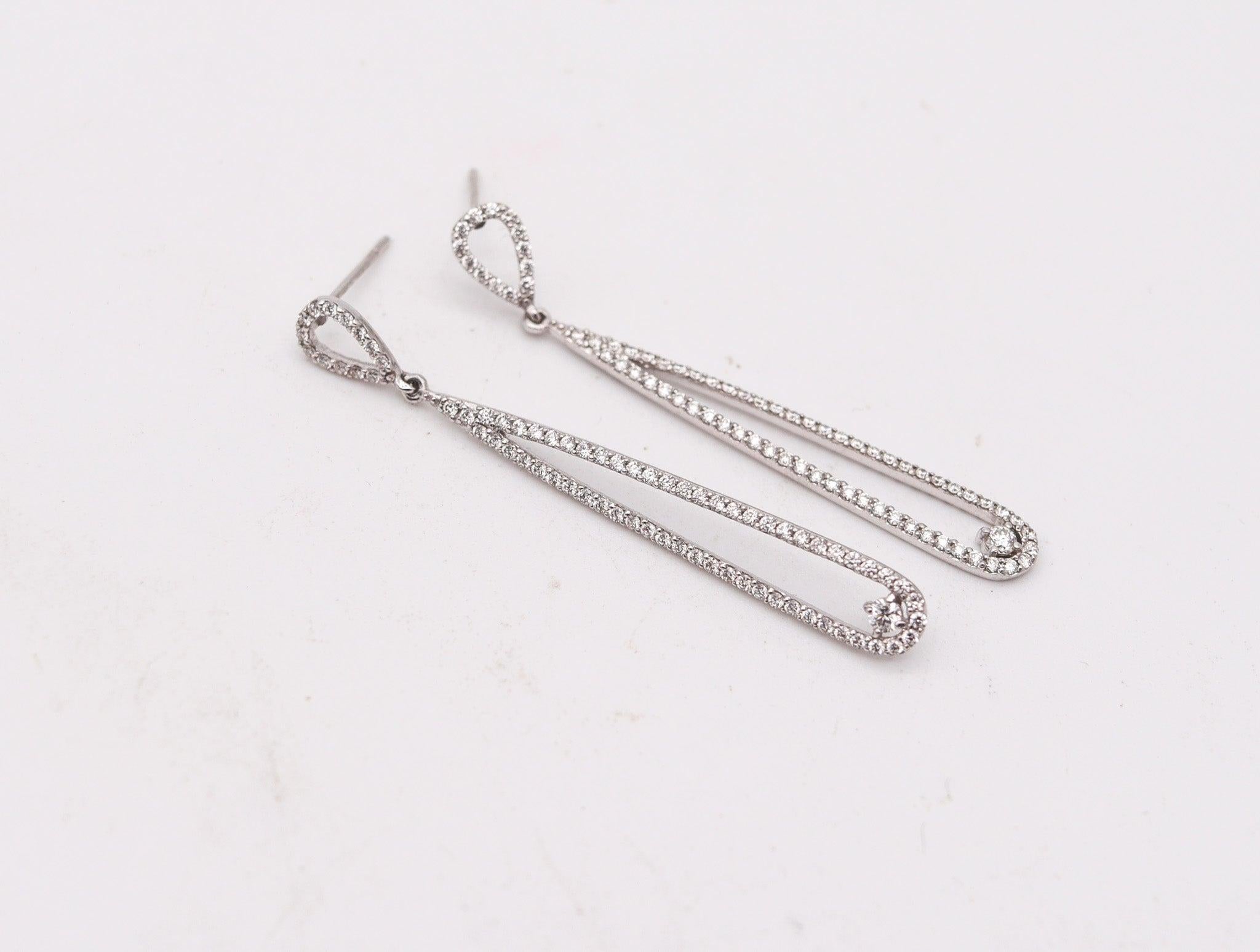 Coppia di orecchini con diamanti pendenti

Si tratta di un bellissimo paio di orecchini pendenti contemporanei realizzati in oro bianco massiccio a 14 carati con finitura lucida. Sono montati con una bella selezione graduata di centoquarantaquattro