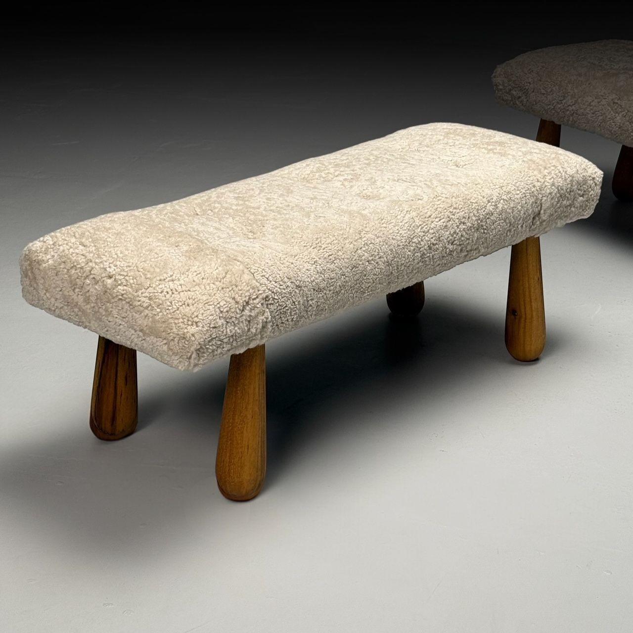 Contemporary, Danish Mid-Century Modern Style, Bancs, Beige Shearling, Maple Bon état - En vente à Manhasset, NY