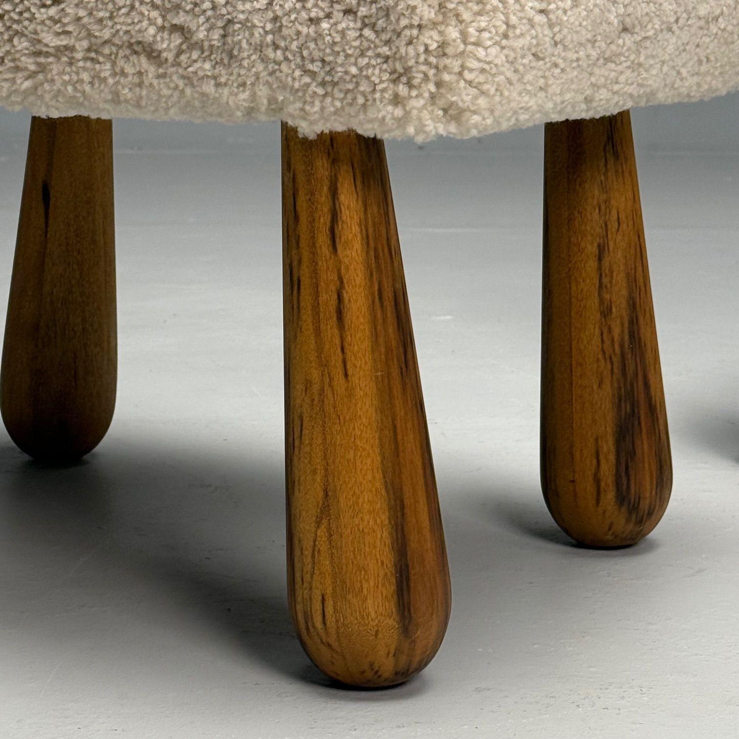 Contemporary, Dänischer Mid-Century Modern Stil, Kleine Bänke, Shearling, Ahorn im Angebot 1