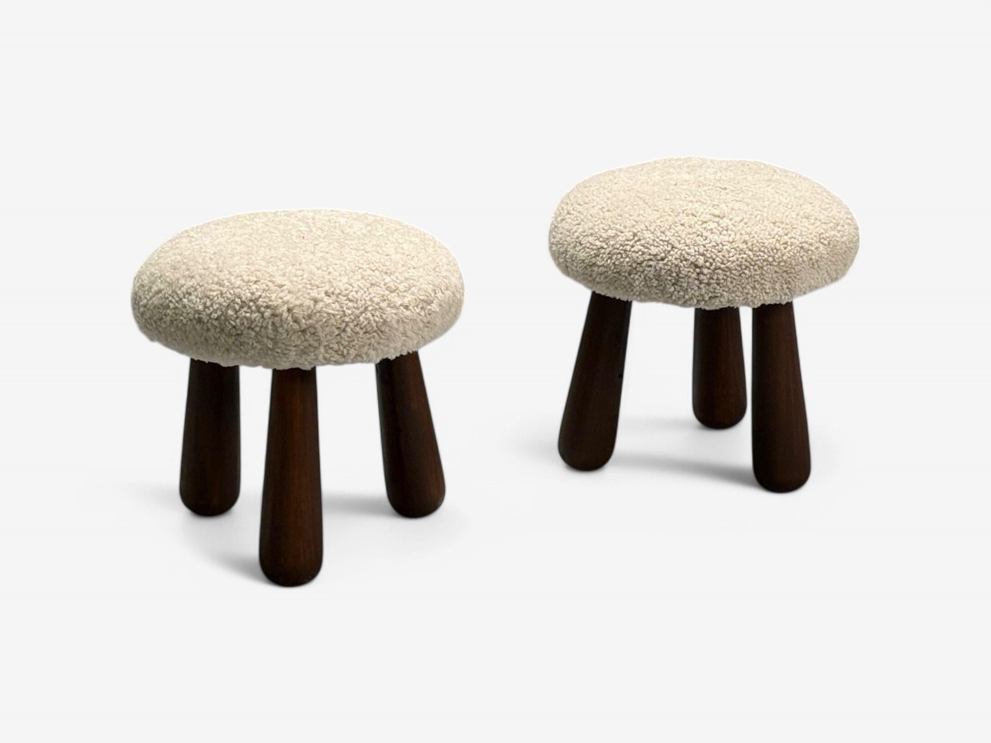 Contemporain, style moderne danois du milieu du siècle, poufs ou ottomans en peau de mouton, shearling beige, érable

Paire de tabourets ou ottomans tripodes de style moderne danois. Chaque exemplaire est unique, conçu et produit ici, aux