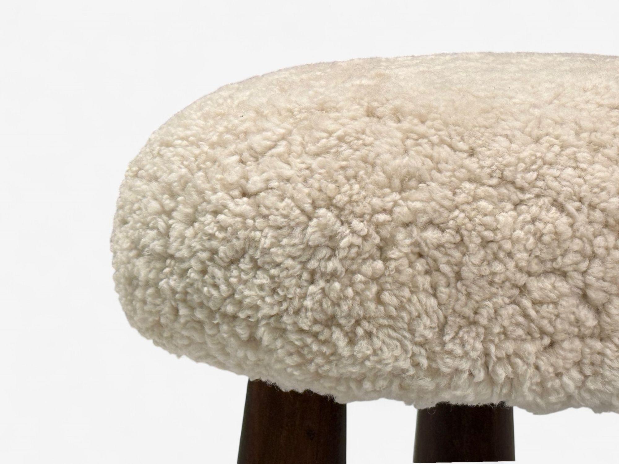 Contemporary, Dänisch Modern, Schafsfell Hocker, Beige Schafsfell, Ahorn, 21st C. (Moderne der Mitte des Jahrhunderts) im Angebot