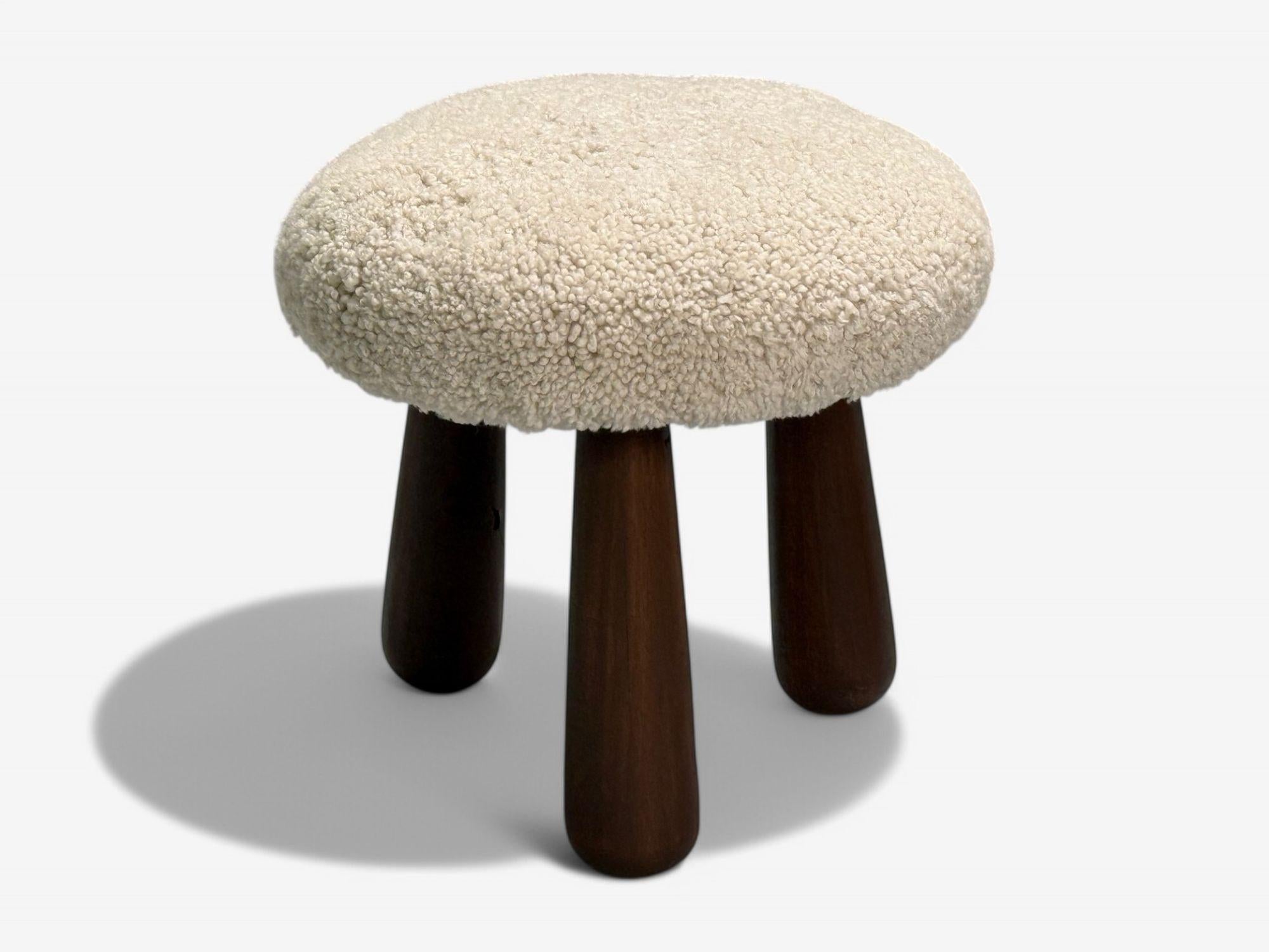 Suédois Contemporary, Danish Modern, Sheepskin Stools, Beige Sheepskin, Maple, 21st C. en vente