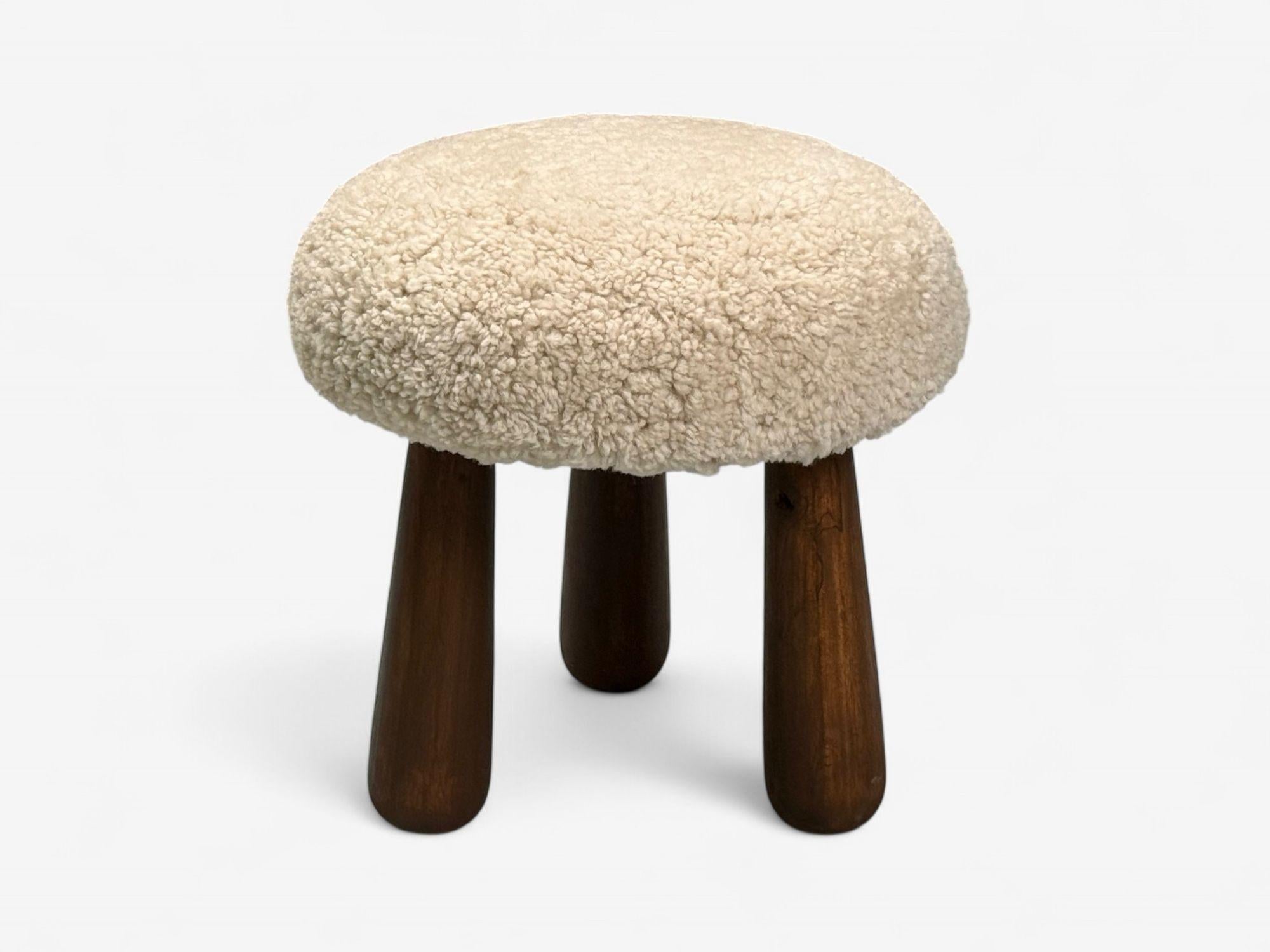 Contemporary, Dänisch Modern, Schafsfell Hocker, Beige Schafsfell, Ahorn, 21st C. im Zustand „Gut“ im Angebot in Manhasset, NY
