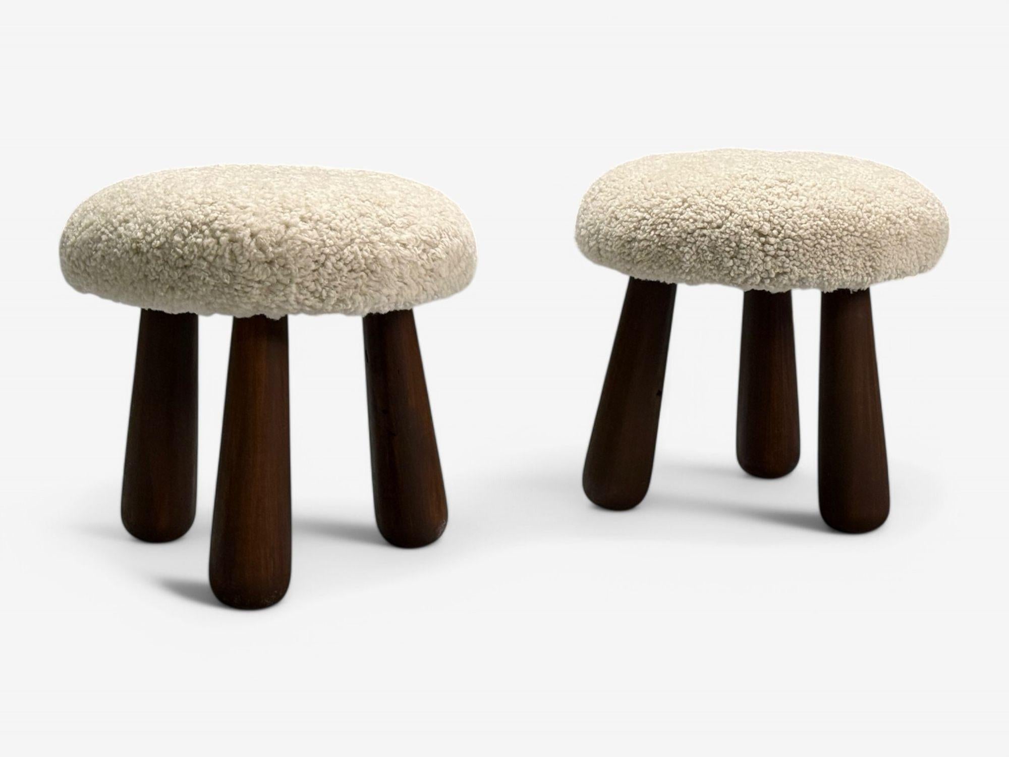 Contemporary, Danish Modern, Sheepskin Stools, Beige Sheepskin, Maple, 21st C. Bon état - En vente à Manhasset, NY