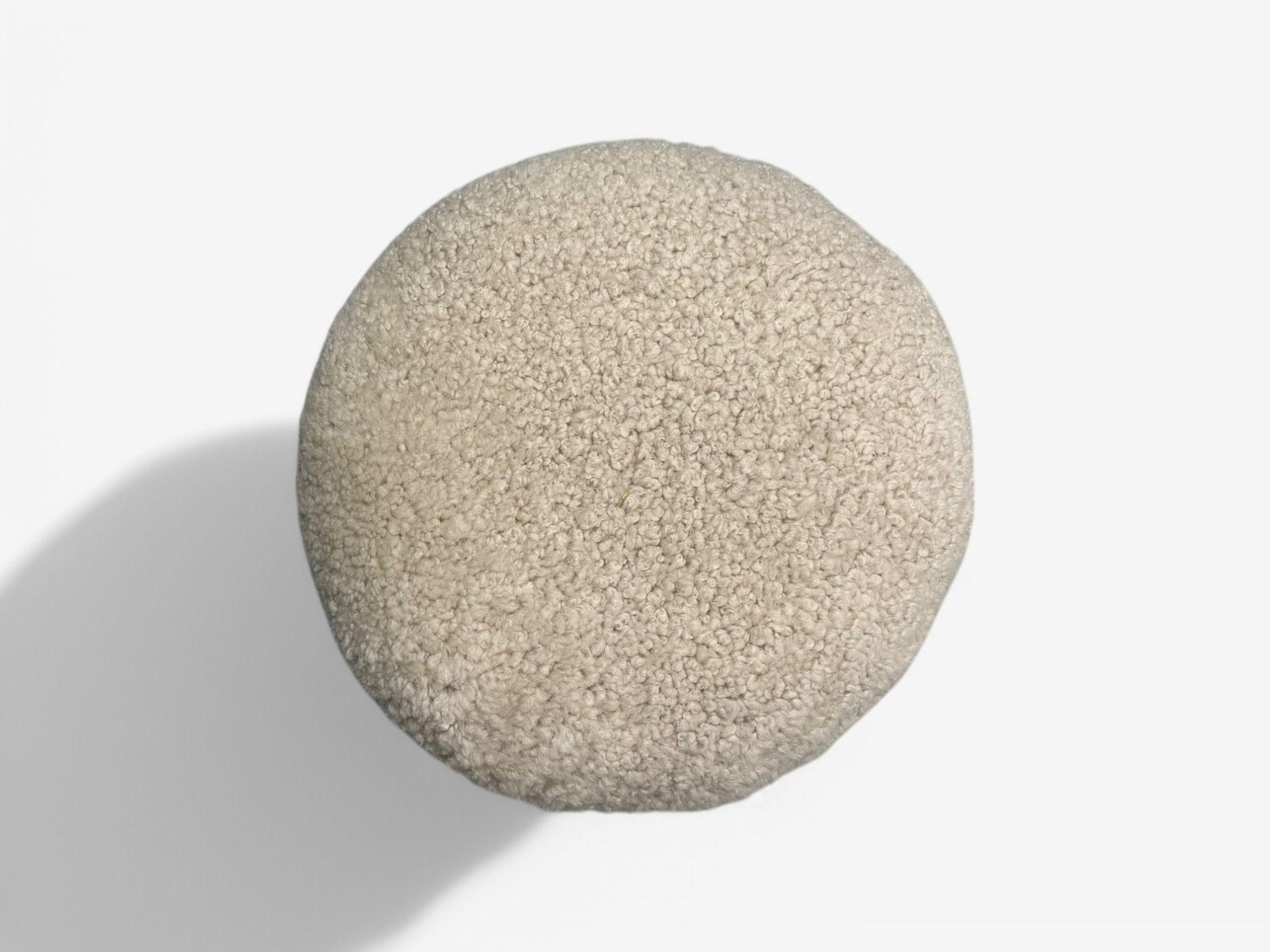 Contemporary, Danish Modern, Sheepskin Stools, Beige Sheepskin, Maple, 21st C. en vente 1