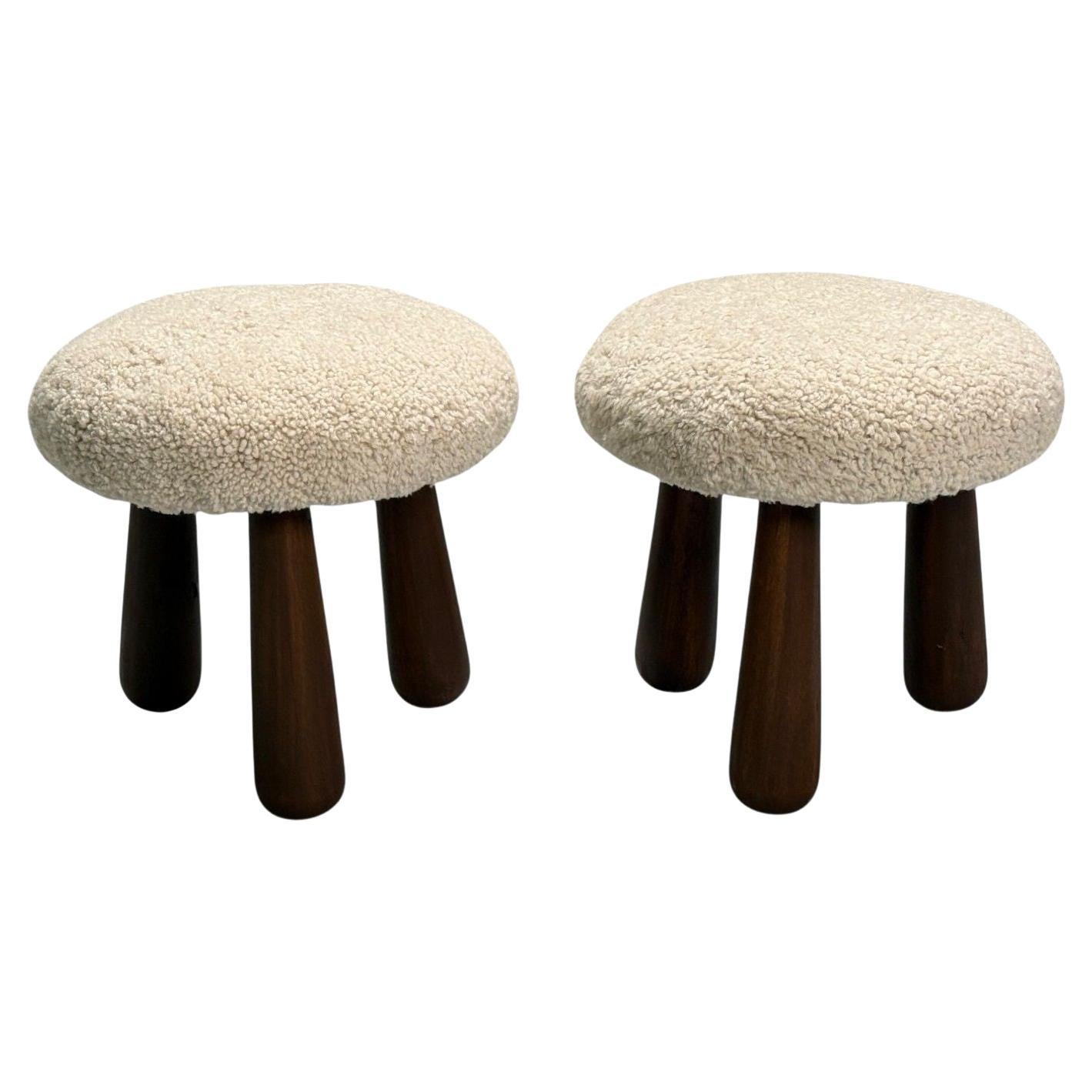 Contemporaneo, Moderno danese, Sgabelli in pelle di pecora, pelle di pecora beige, acero, 21° secolo.