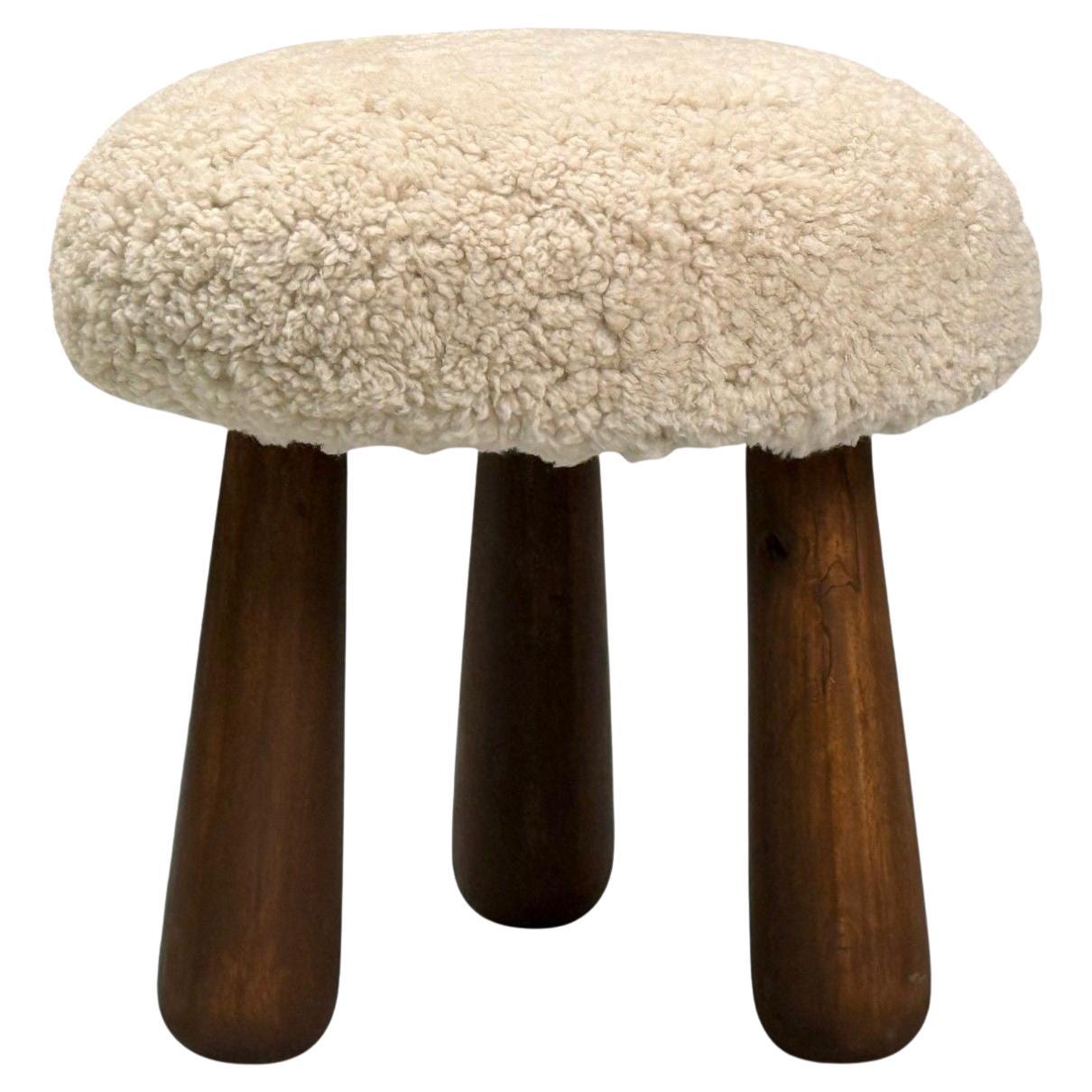 Contemporaneo, Moderno danese, Sgabello in pelle di pecora, pelle di pecora beige, acero, 21° secolo.