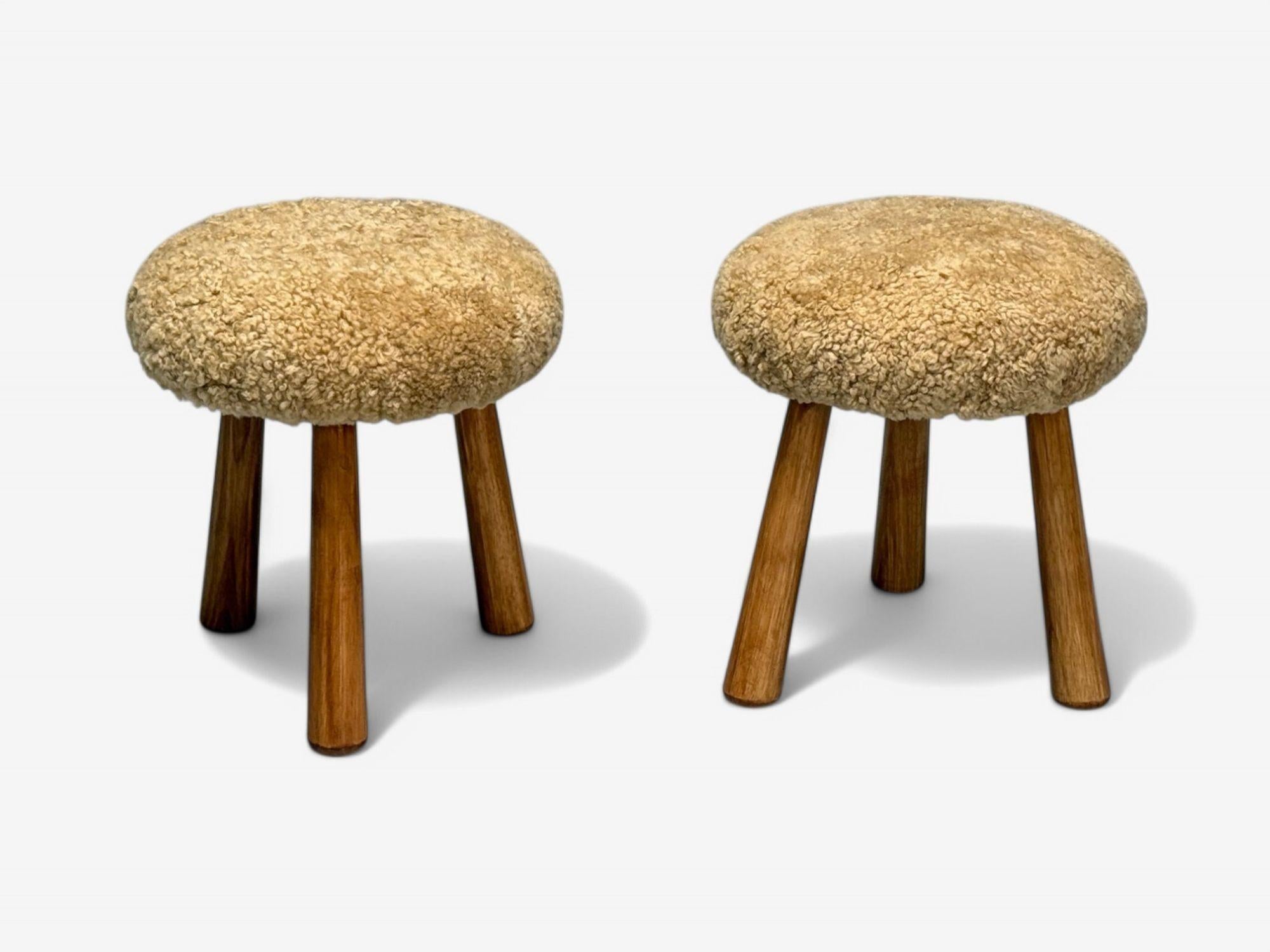 Contemporary, Danish Modern Style, Honey Sheepskin, Maple, Shearling Footstools or Ottomans, 21st C.
Pair of Danish modern style tripod stools or ottomans. Each example is unique and one-of-a-kind, designed and produced here in the United States.