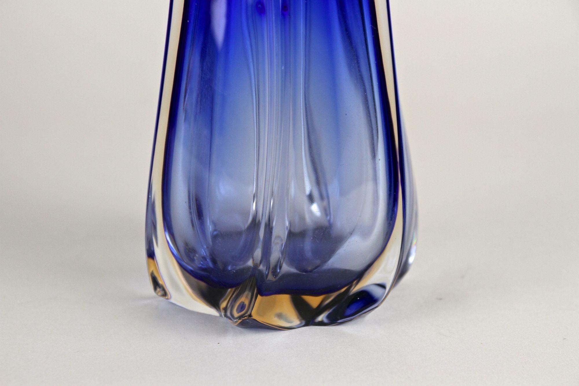 Zeitgenössische Vase aus dunkelblauem Murano-Glas, Italien um 1970 im Angebot 3