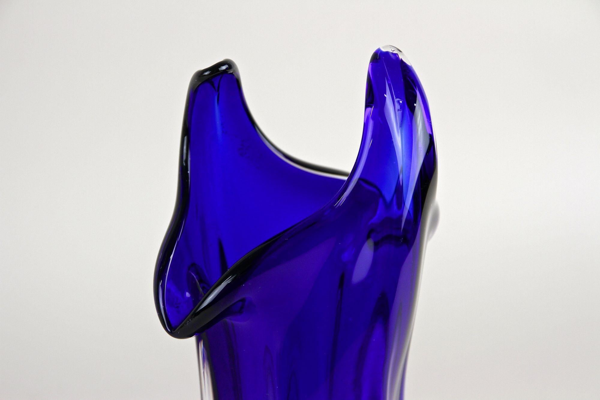 Fantastische dunkelblaue moderne Murano-Glasvase, handgefertigt in den renommierten Werkstätten von Murano in Italien um 1970. Dieses Beispiel einer Murano-Vase aus dem späten 20. Jahrhundert zeigt am besten, wie kreativ der Künstler bereits in den
