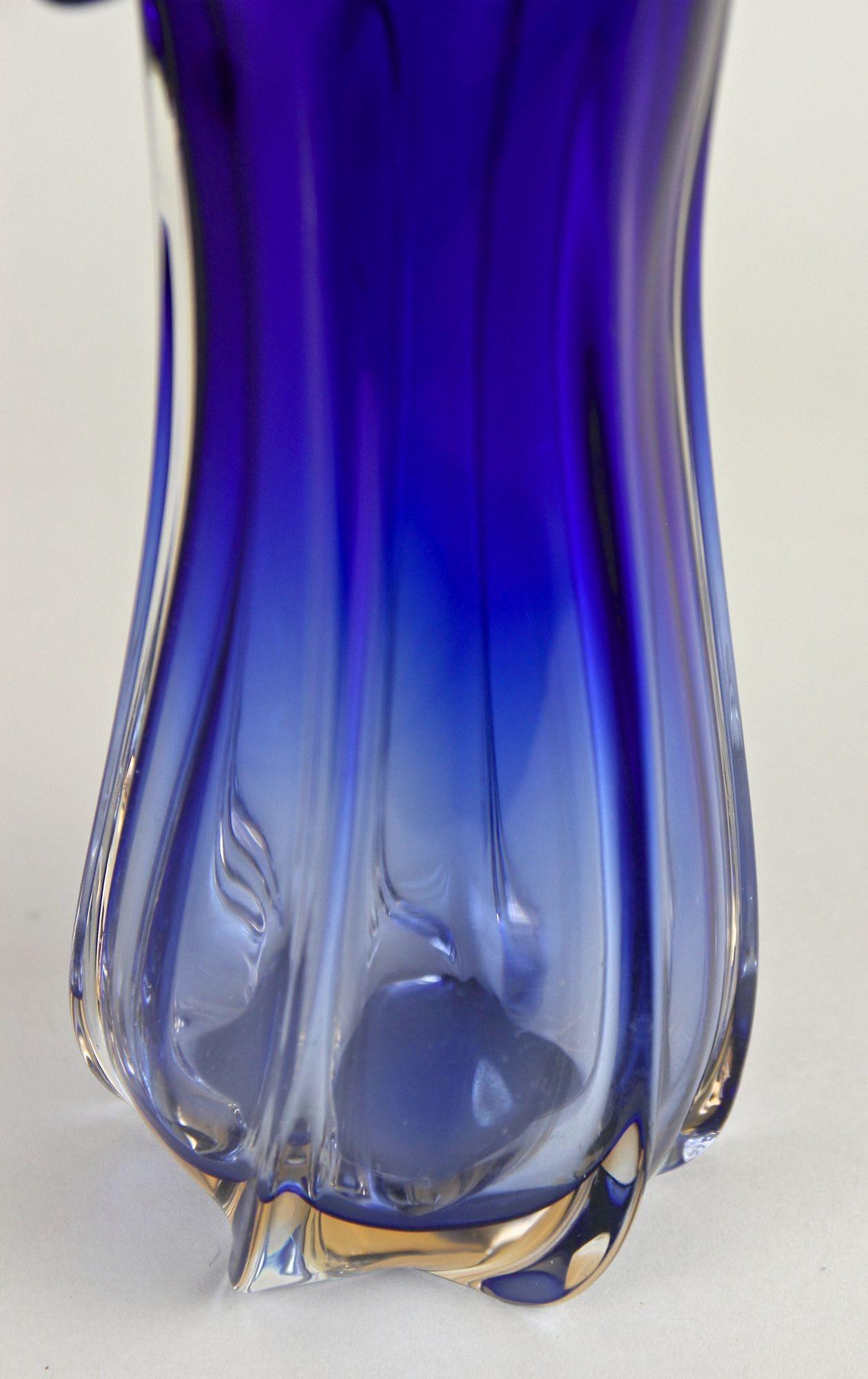 Zeitgenössische Vase aus dunkelblauem Murano-Glas, Italien um 1970 (Moderne) im Angebot