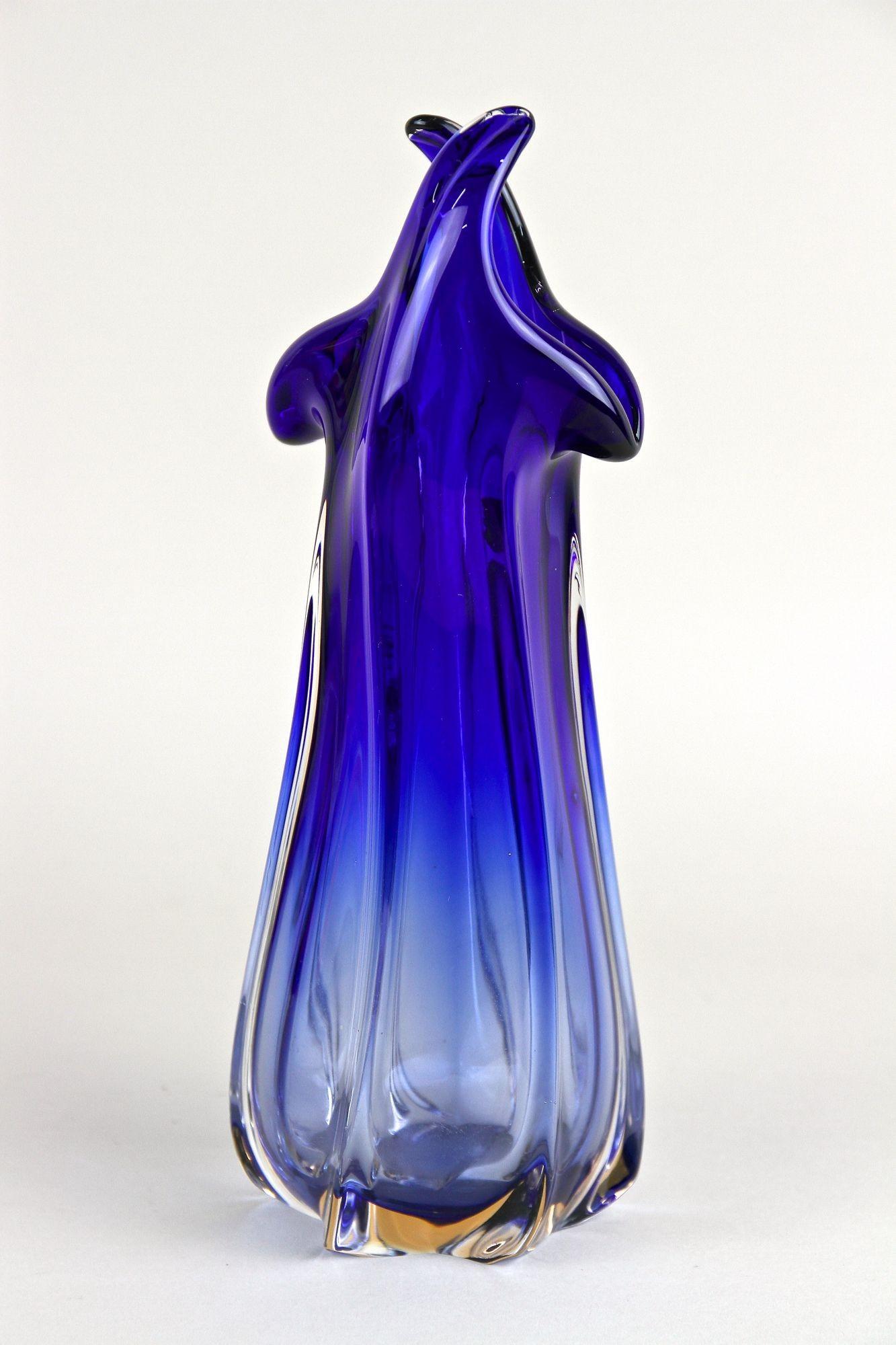Zeitgenössische Vase aus dunkelblauem Murano-Glas, Italien um 1970 (Italienisch) im Angebot