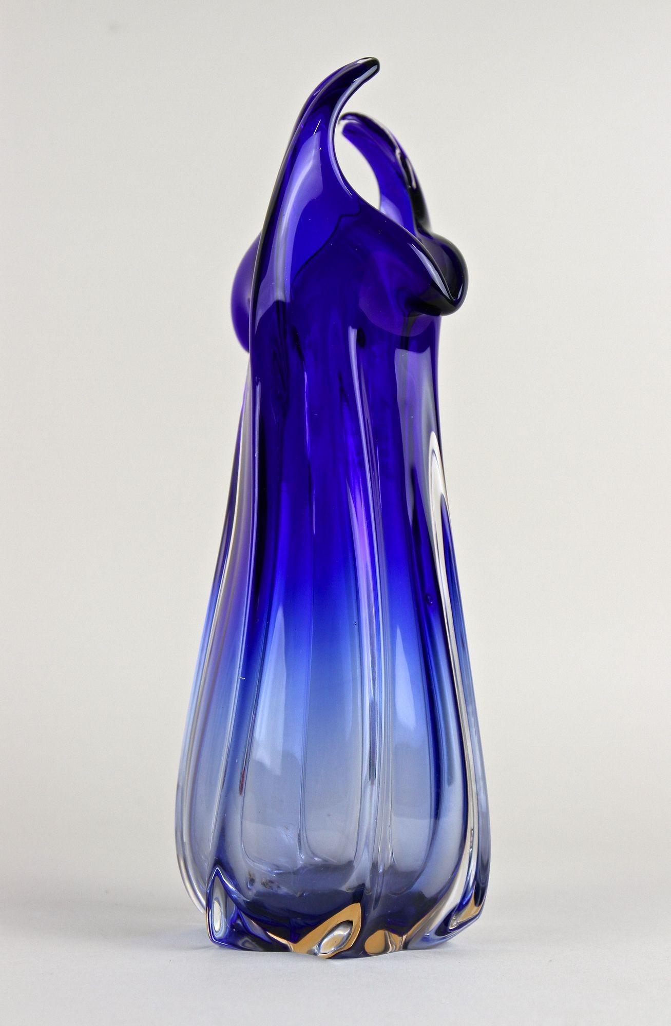Zeitgenössische Vase aus dunkelblauem Murano-Glas, Italien um 1970 (20. Jahrhundert) im Angebot