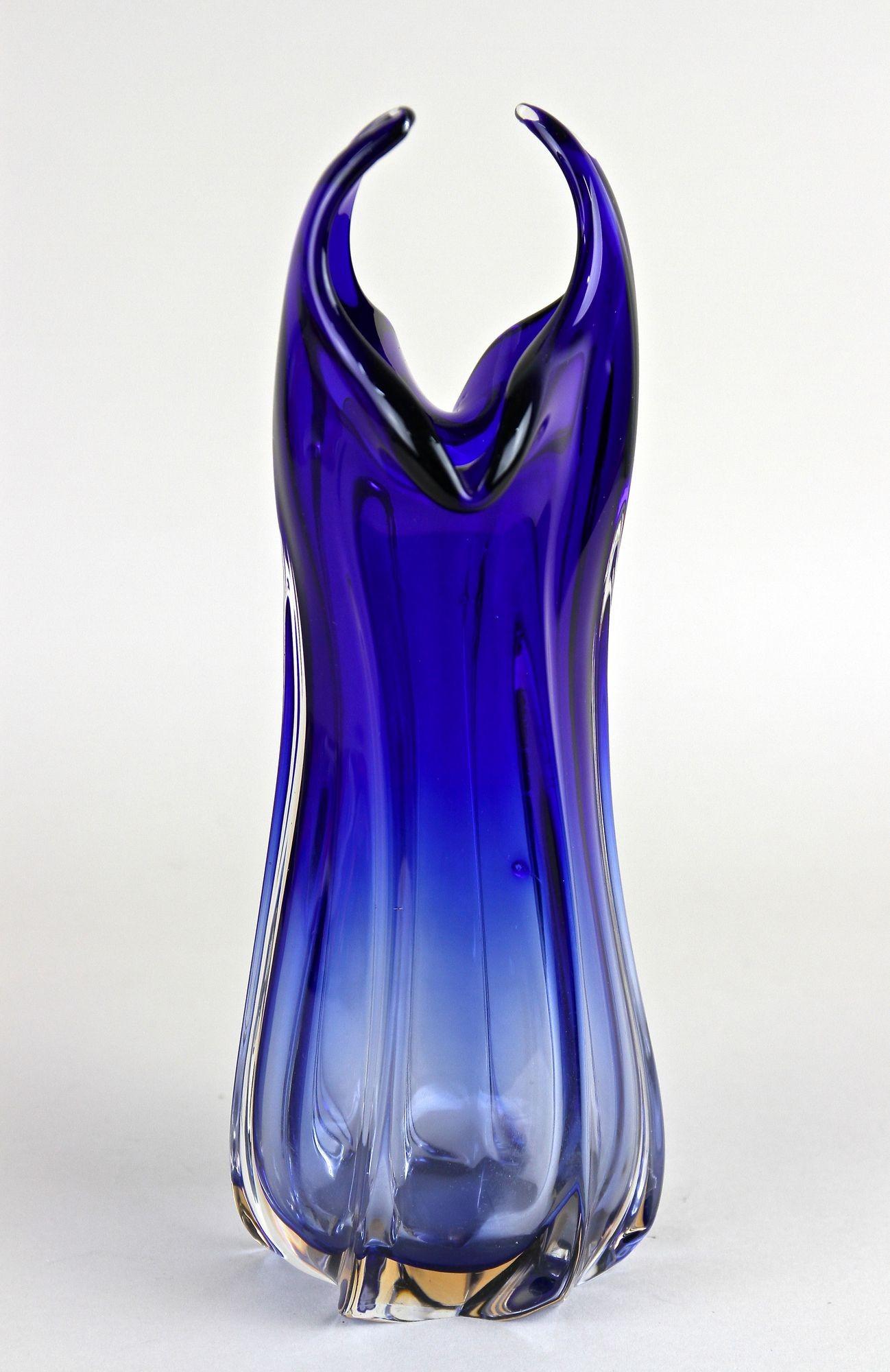 Zeitgenössische Vase aus dunkelblauem Murano-Glas, Italien um 1970 (Muranoglas) im Angebot
