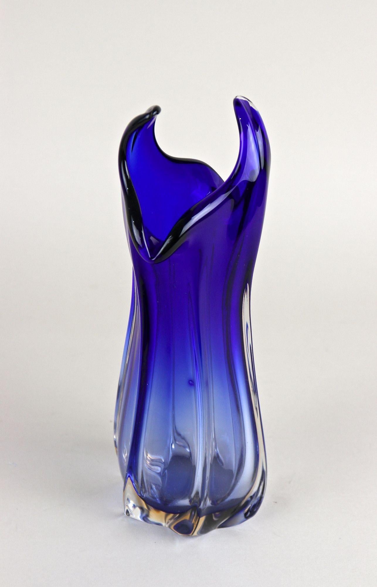 Zeitgenössische Vase aus dunkelblauem Murano-Glas, Italien um 1970 im Angebot 1