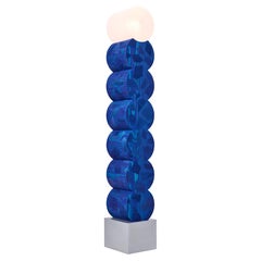 Lampadaire contemporain bleu foncé pigmenté, grande lampe mélangée de Ward Wijnant