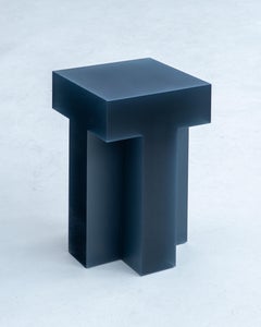 Table d'appoint contemporaine Tralucid I+I en résine bleu foncé par Laurids Gallée